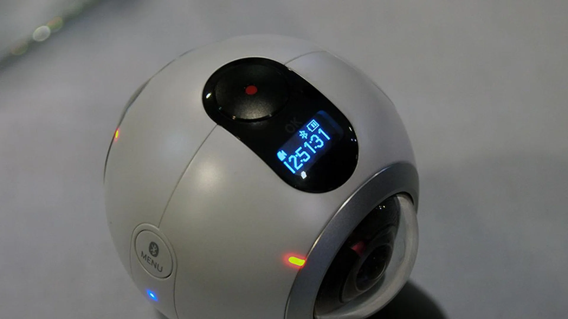 The tiny 0.5-inch PMOLED display indicates the status of the Gear 360.