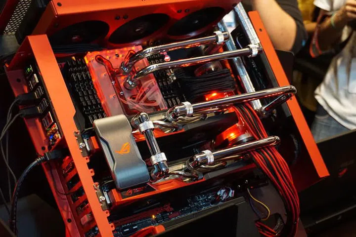ASUS didn't provide us with a closer look at the card, but it did demonstrate the card as part of a sleek-looking custom watercooling loop at Computex. (Image Source: Tom's Hardware)