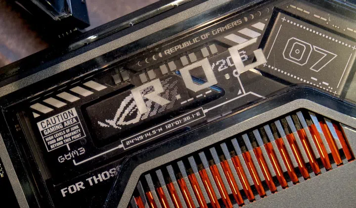 What makes this router so striking is the see-through section which offers users a glimpse into the router.