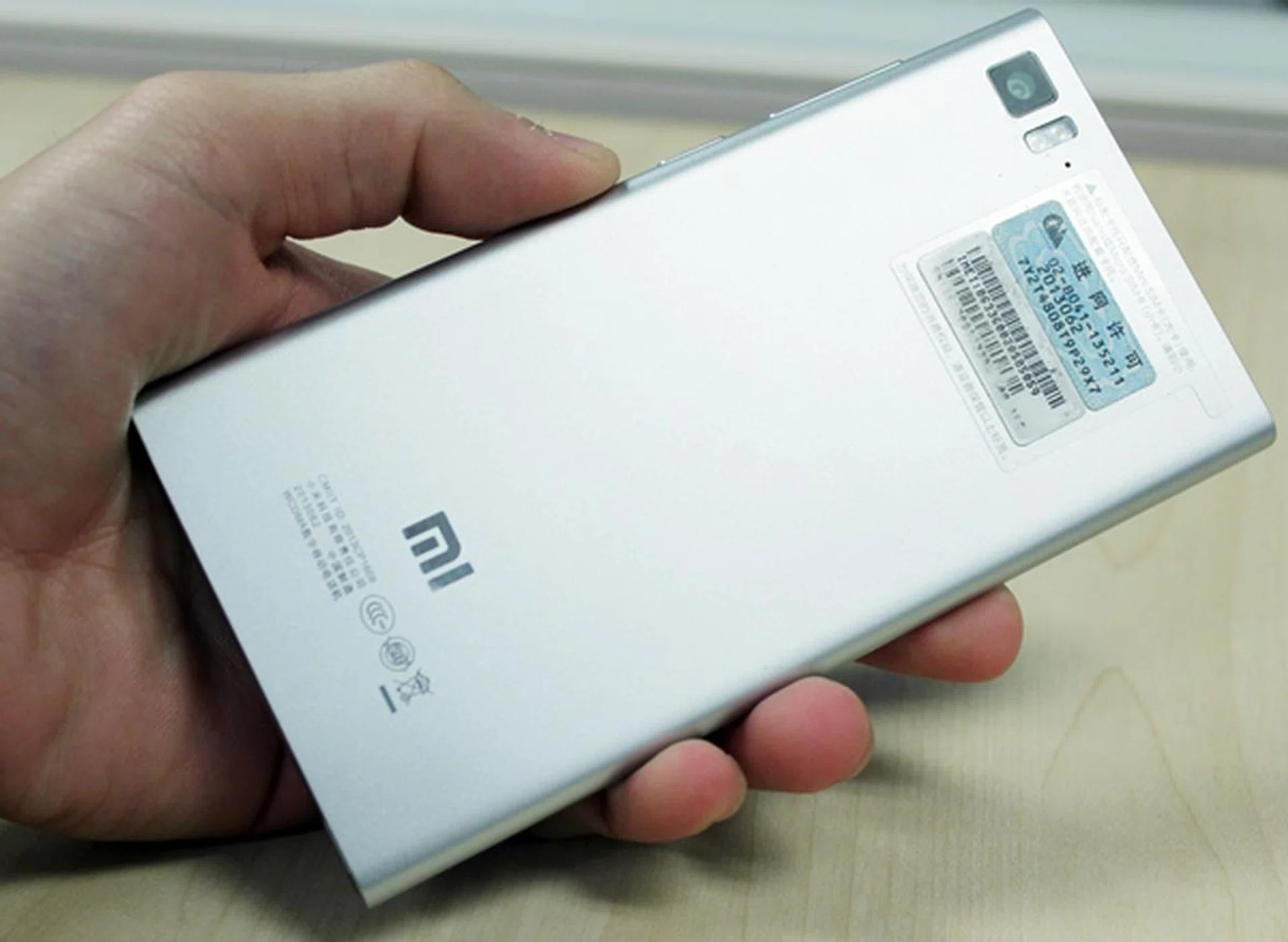 Looks can be deceiving; the Xiaomi Mi 3 does not have a metal rear. It's actually plastic.