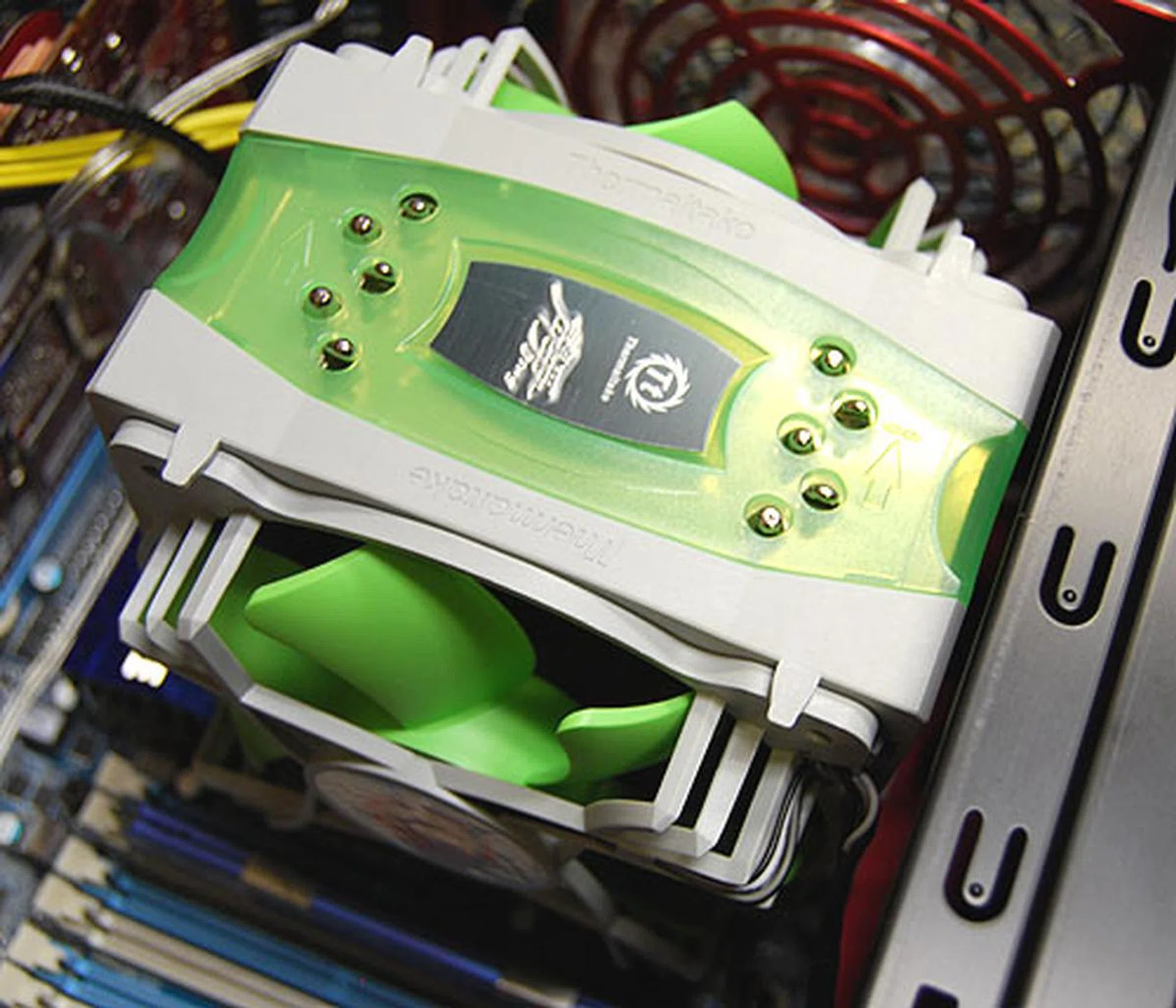 When installed, the cooler takes up quite a fair bit of space, both in terms of its height and its width. Those with smaller chassis should take note. 