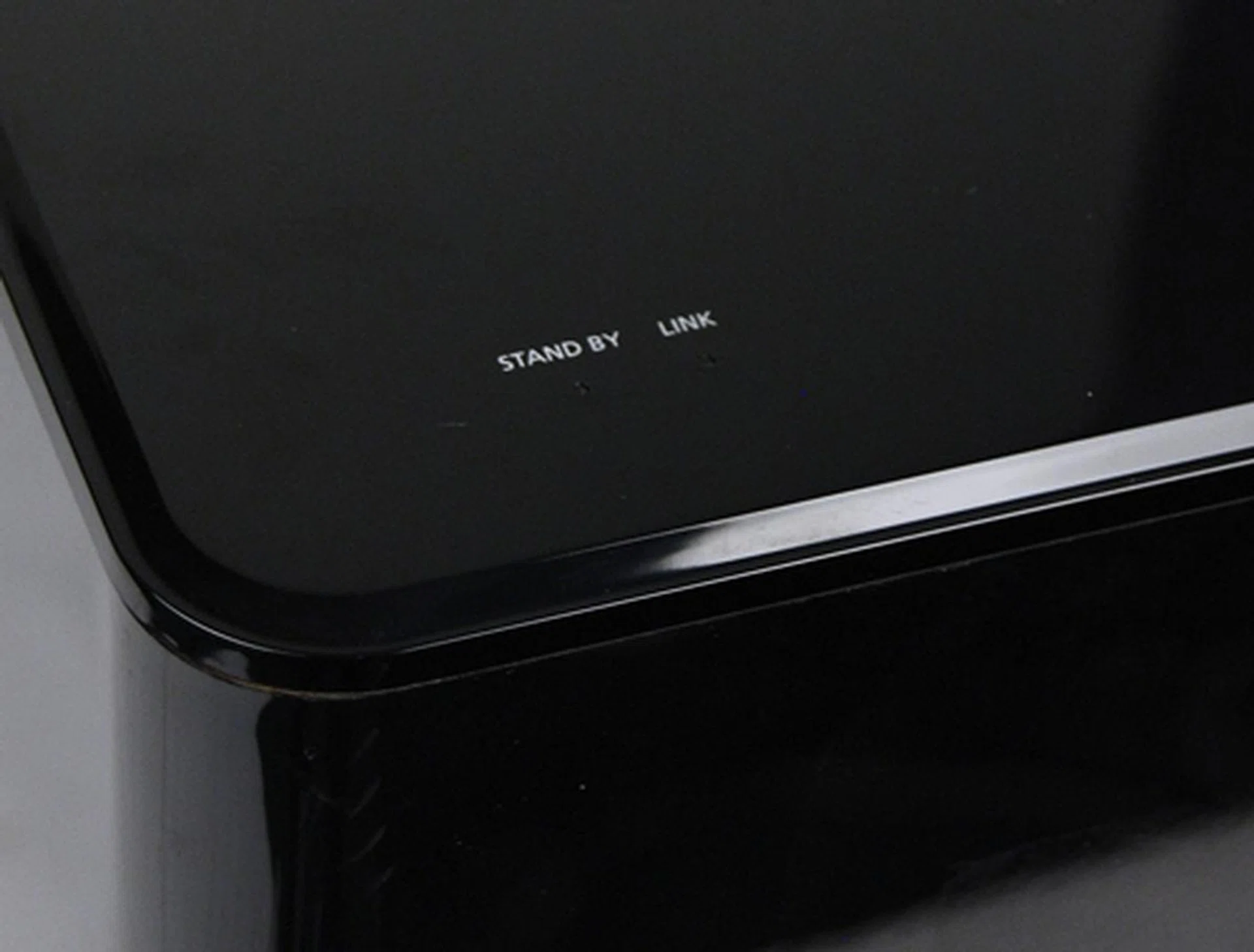 Two lights on the top of the subwoofer indicate whether the device is linked or in standby mode.