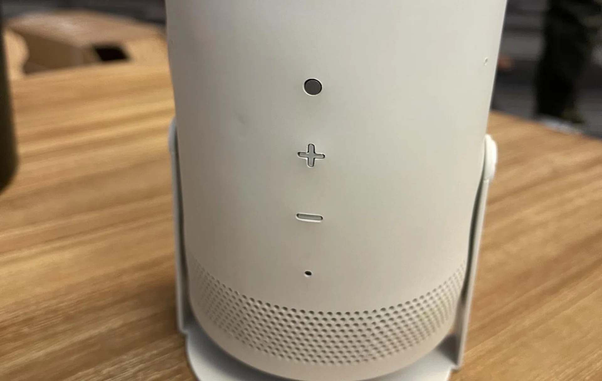 The built-in speakers are meant to deliver 360-degree sound. Note that isn't a retail unit so the build quality isn't final. 