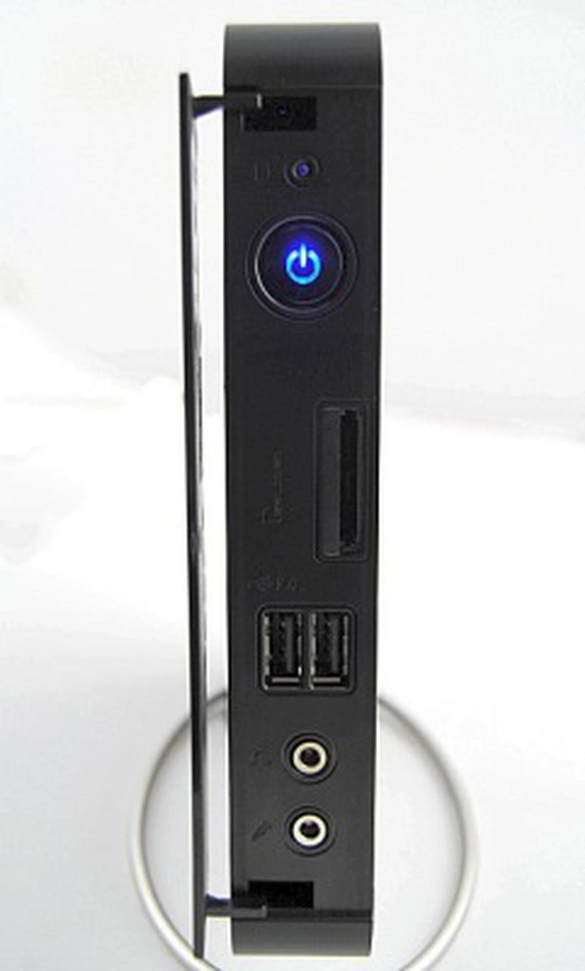 The front panel hides a 5-in-1 card reader, two USB 2.0 slots and the audio and headphone jacks.