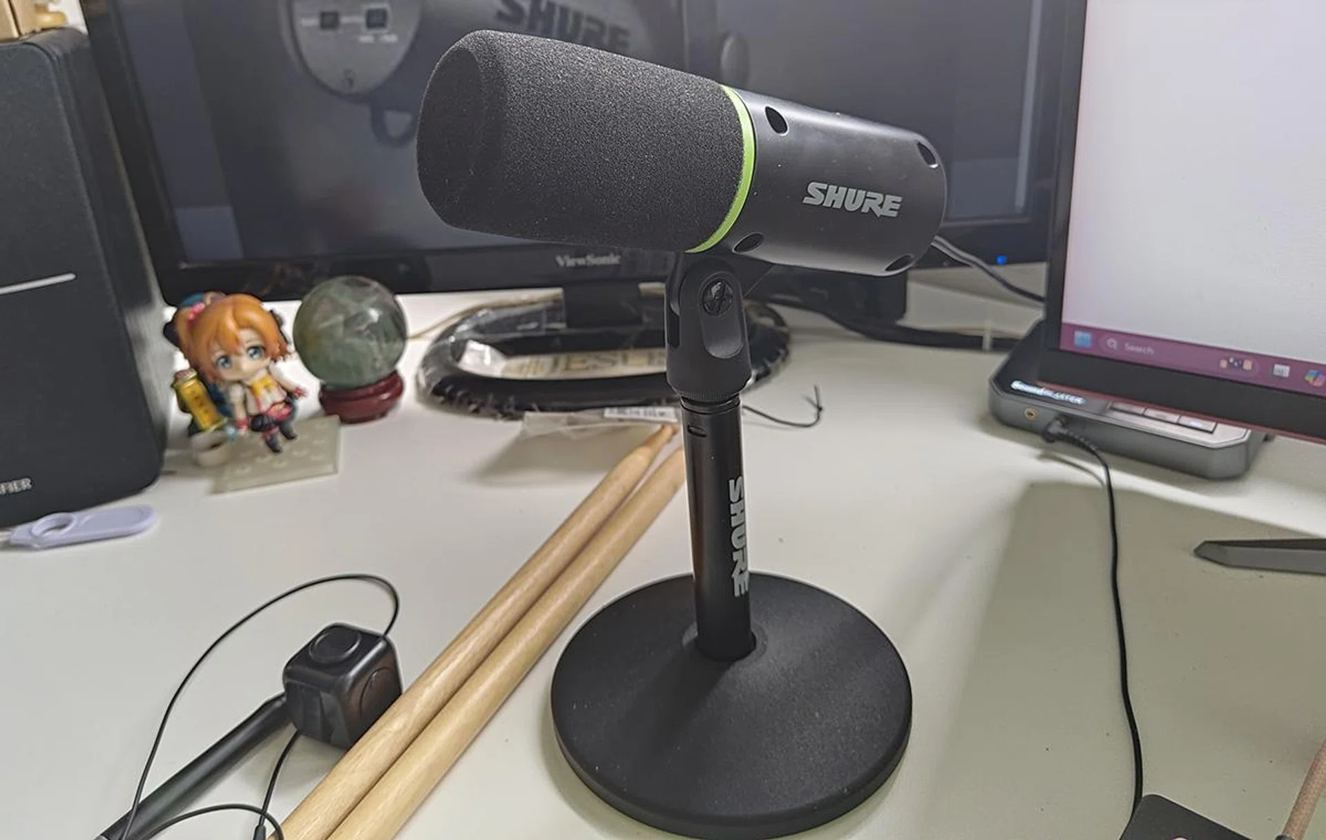 How the MV6 compares with the rest of my desk. Note the base plate. Photo: HWZ