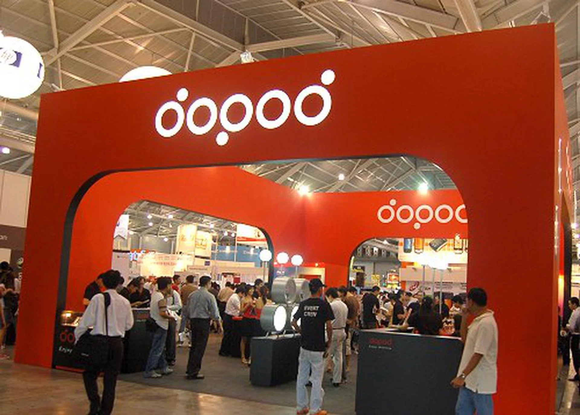 Dopod shows off its new logo by making its presence felt with an inviting booth.