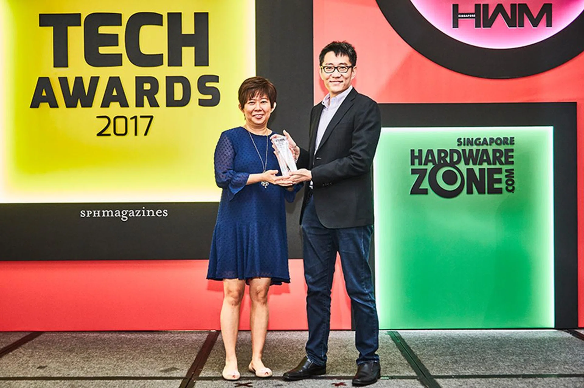 WD is the winner for the Readers' Choice awards for Best NAS Brand and Best External Storage Brand. Here's Ms. Margaret Koh, Sales Director for WD South Asia, accepting the trophy from Mr. Zachary Chan, editor of HWM Singapore.