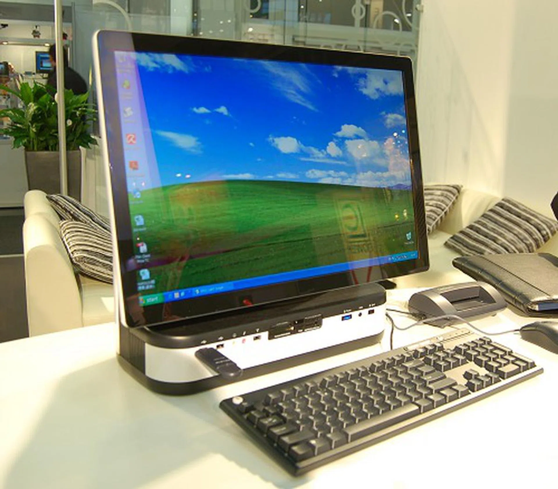  This is the LPA-20 and it's not another usual all-in-one PC as this one is completely configurable as it takes in any standard components! How's that for a DIY AIO PC? And it looks really nice too. LPA-20 is just a shell that comes with a 20-inch WSXGA+ LCD screen (1000:1 contrast ratio, 5ms response time) with stereo speakers. They even have a touch-screen option.  