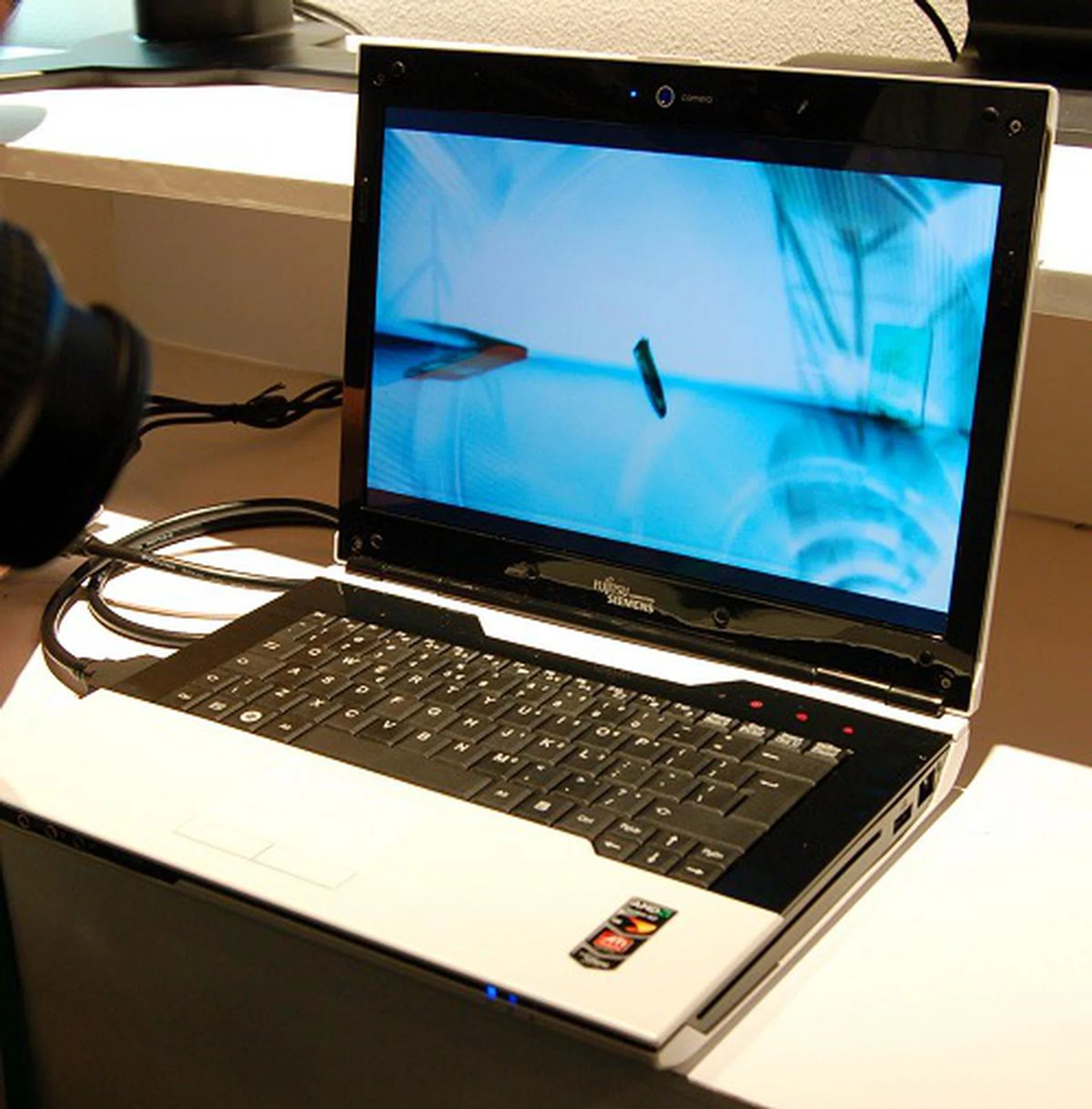 The test platform is this well built 13.3-inch Fujitsu Siemens Turion X2 Ultra notebook.