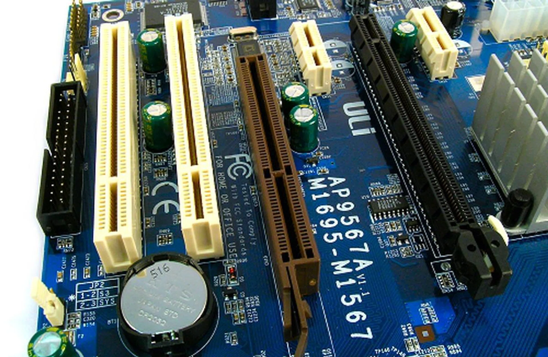 All expansion slots are staggered to allow maximum usability even if both PCIe and AGP graphic cards are of the dual slot variety.