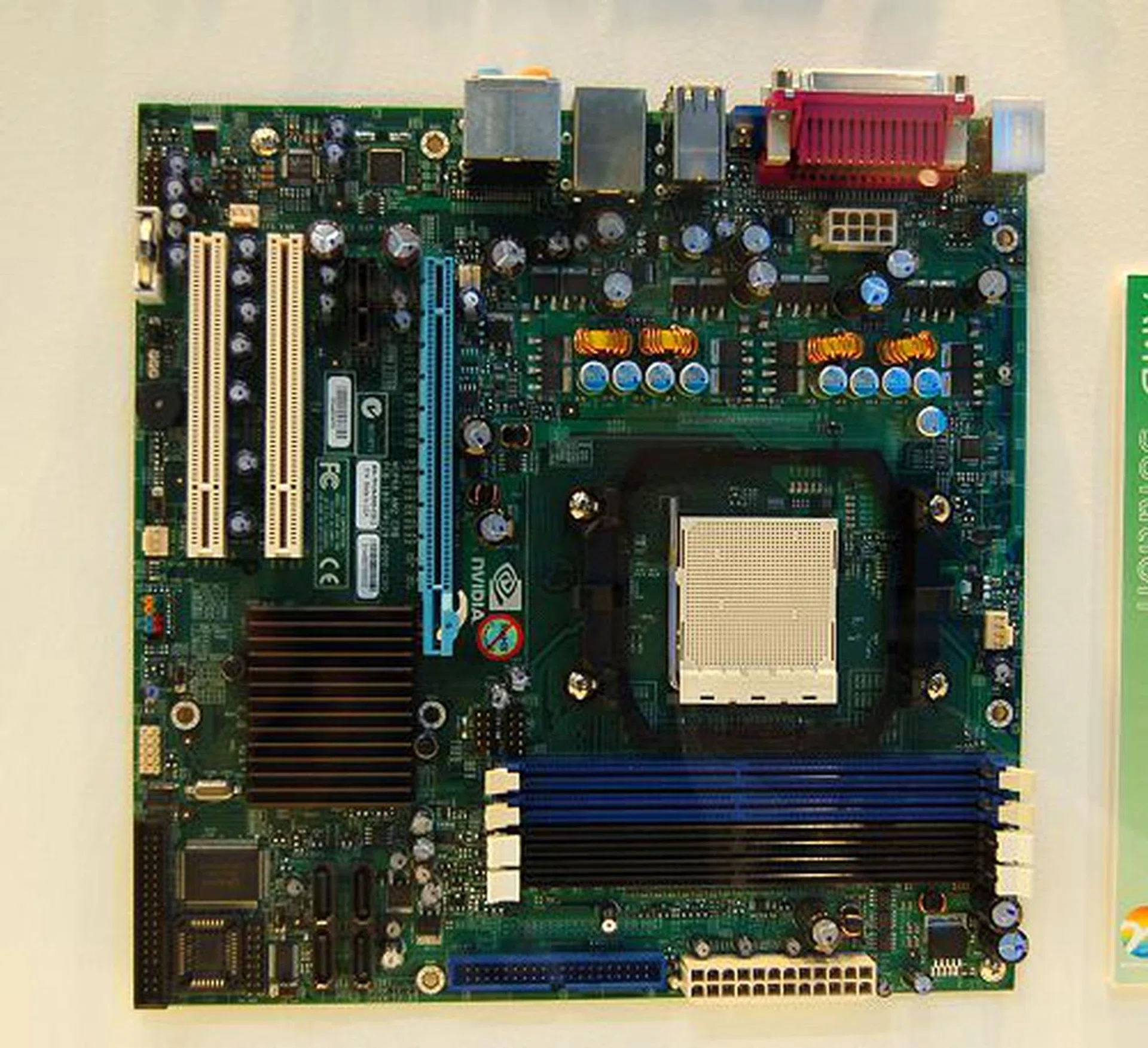  Focusing on ECS' mainstream products based on their own branding, here's the new MCP68-M motherboard for Socket AM2 processors. It's using the NVIDIA GeForce 7050SE + nForce 630a single-chip solution. SATA 3Gbps with RAID, Gigabit LAN and DVI output are its highlights.  