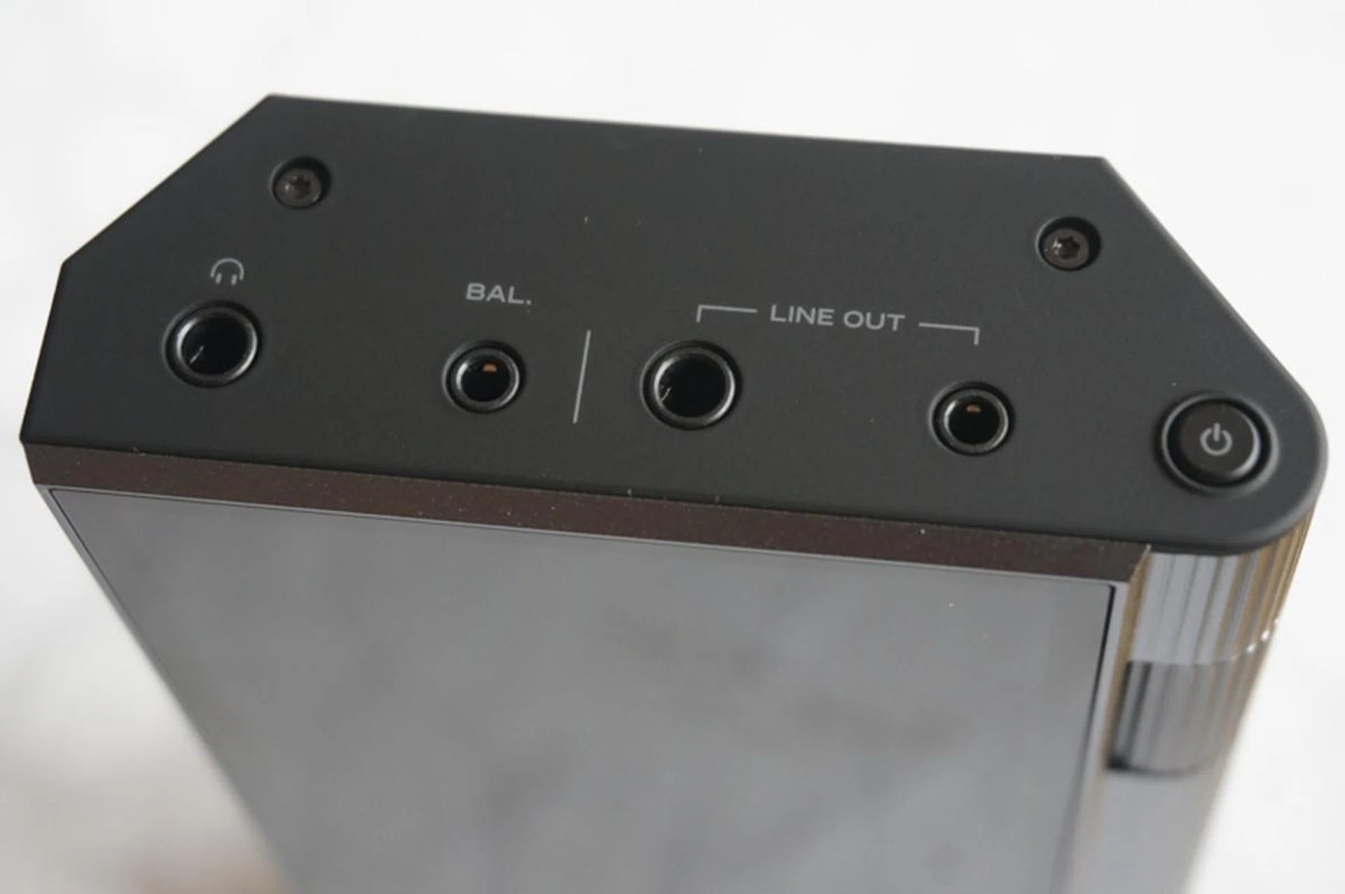 There are jacks for both 2.5mm and 3.5mm headphones.