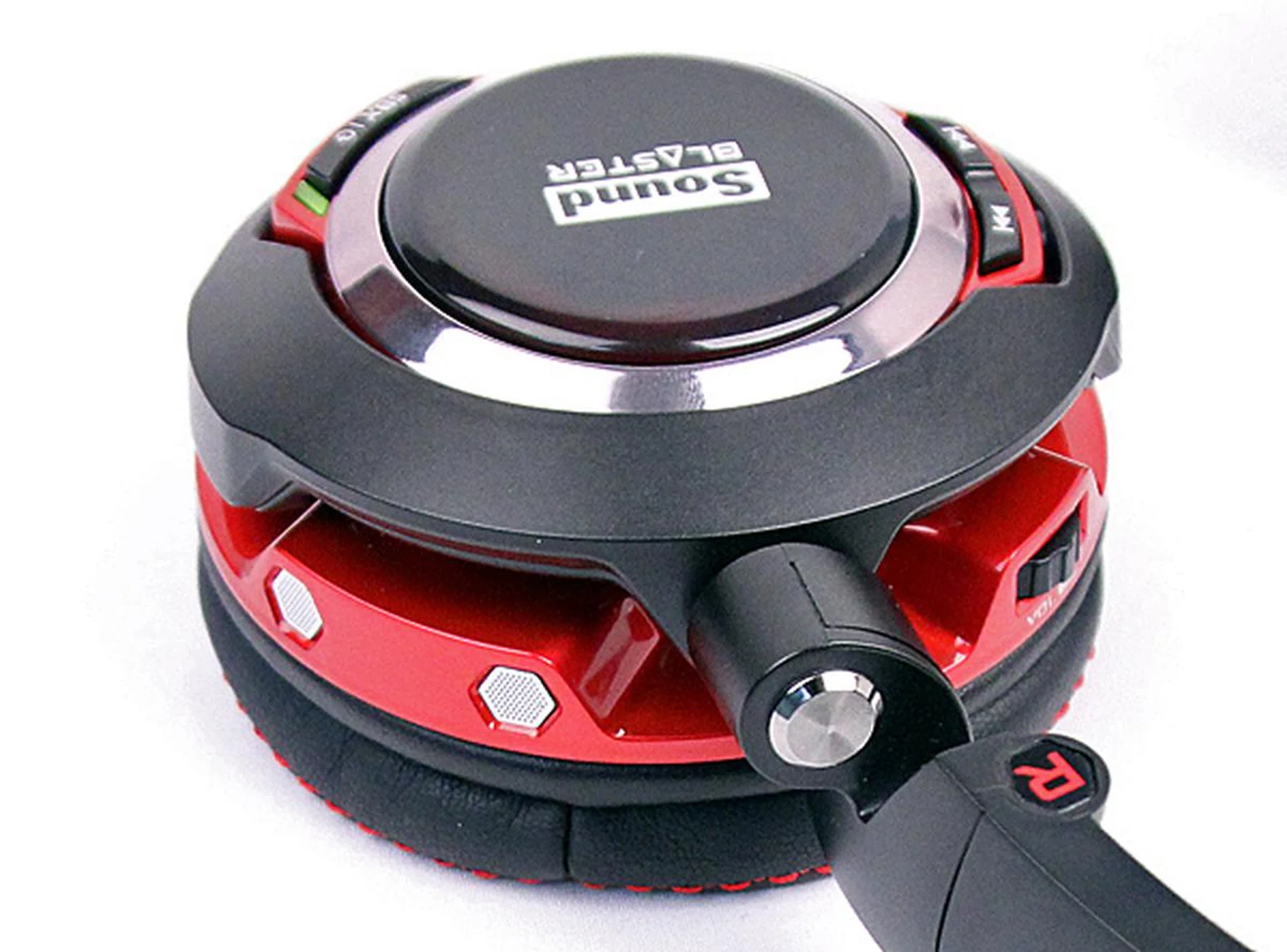 The Voice Focus Beam Forming microphone are denoted by the hexagonal silver shapes found on the right ear-cup of the Evo Zx.