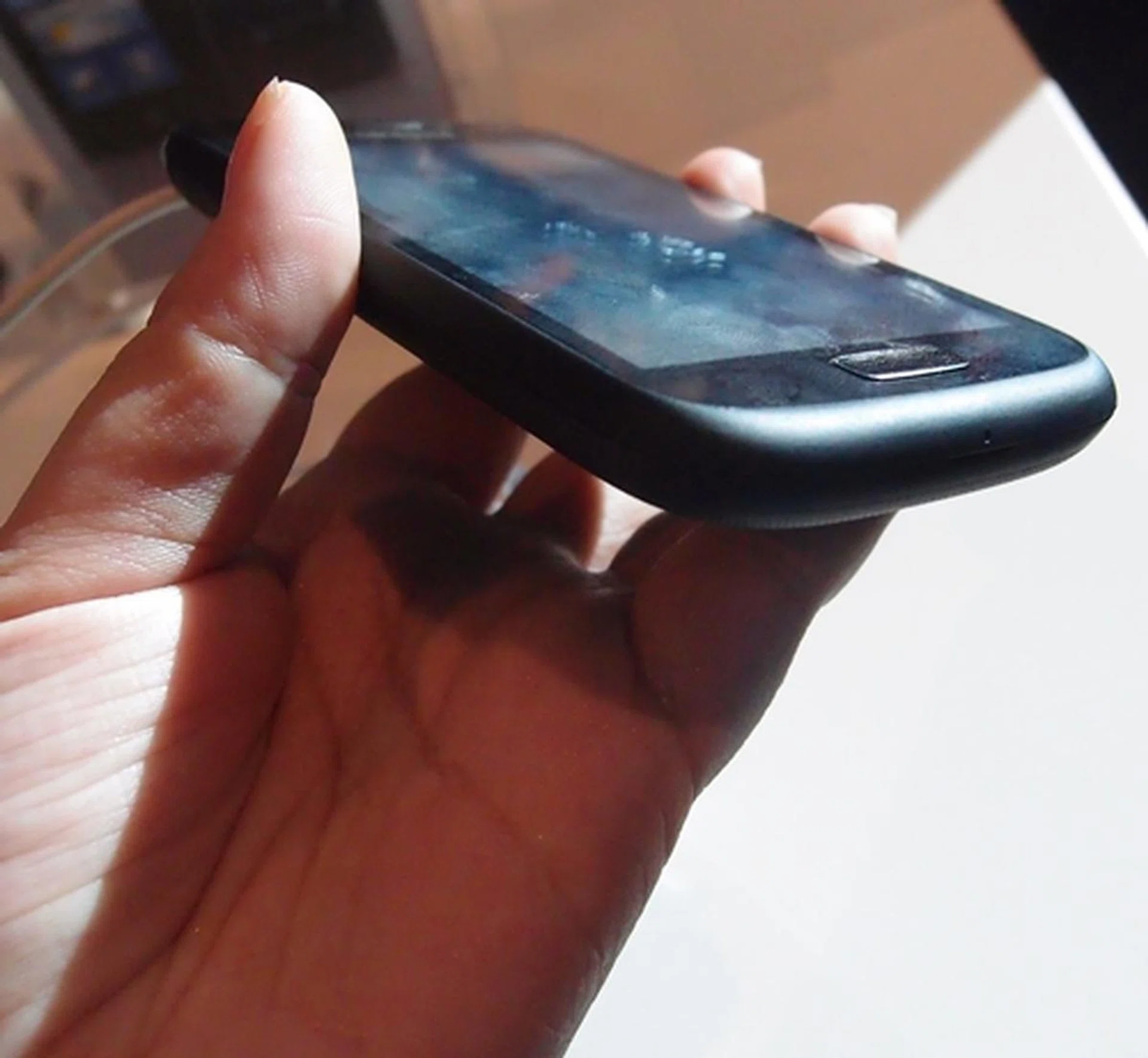 The curved ends of the phone differentiates it from its more angular siblings and also makes it easy for gripping as well.