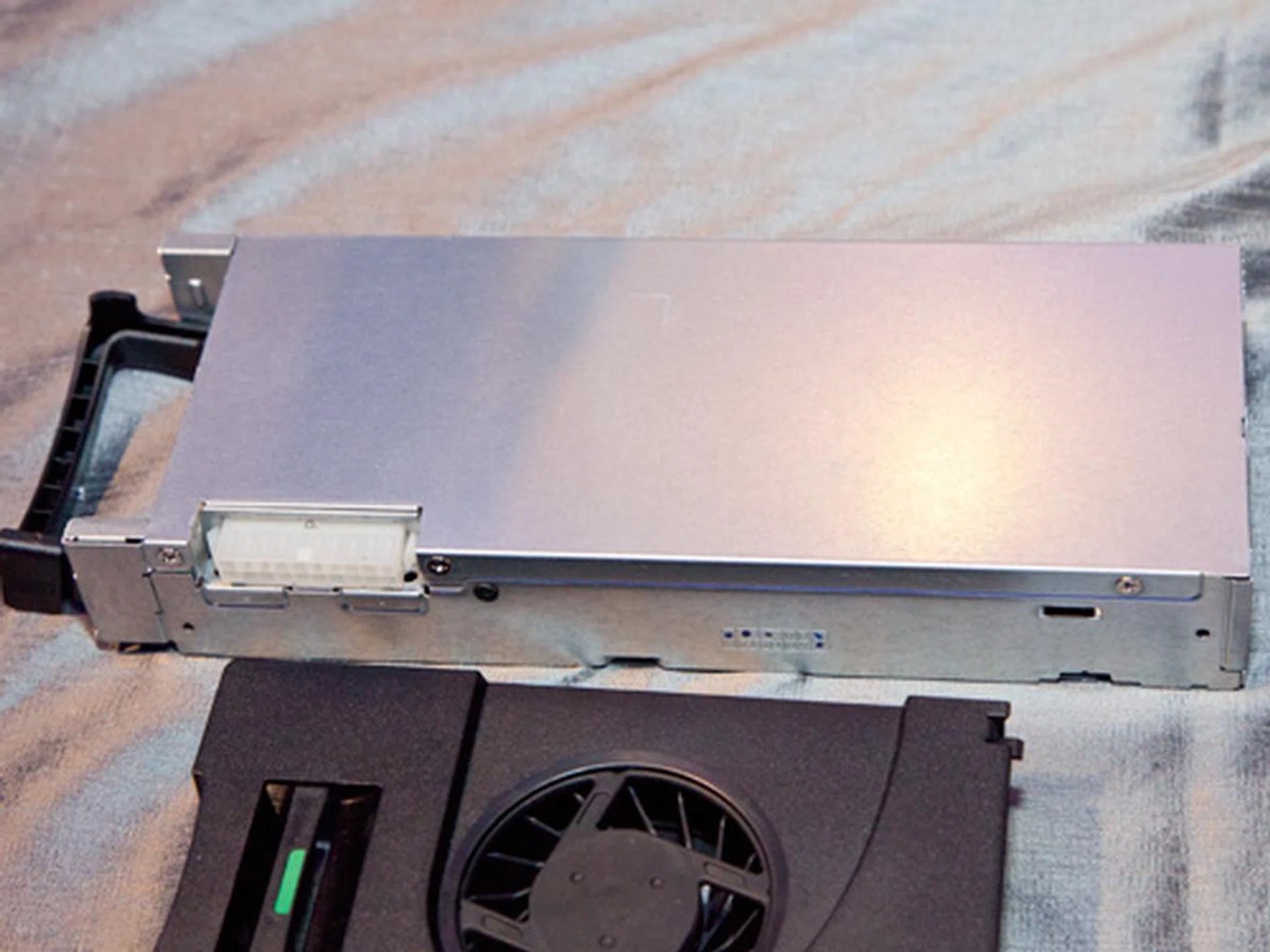 The power supply is built into the system, unlike other all-in-one systems that comes with an external power brick. Integrating the power supply into the system reduces setup complexity as well as clutter. The power supply unit seen here resembles those used in 1U rackmount servers and can be easily replaced when needed. The 400W power supply used in the HP Z1 is rated at 90% efficiency.