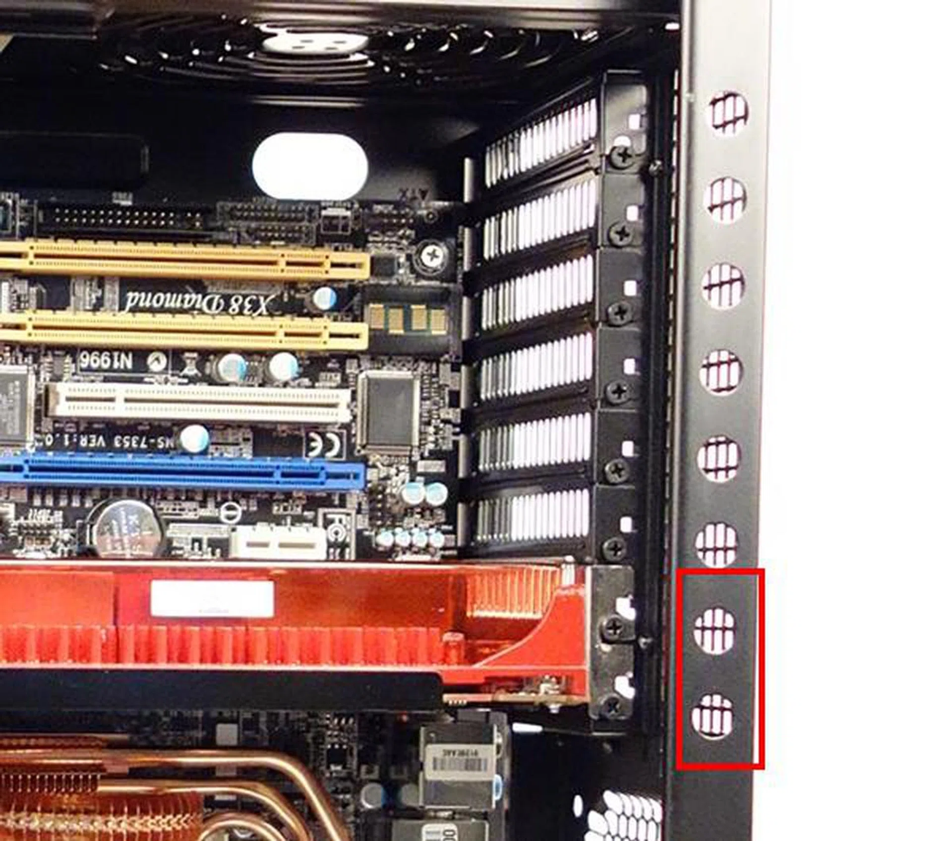 The allowance holes that are located near the expansion slot covers of the chassis help us secure the expansion cards easily.