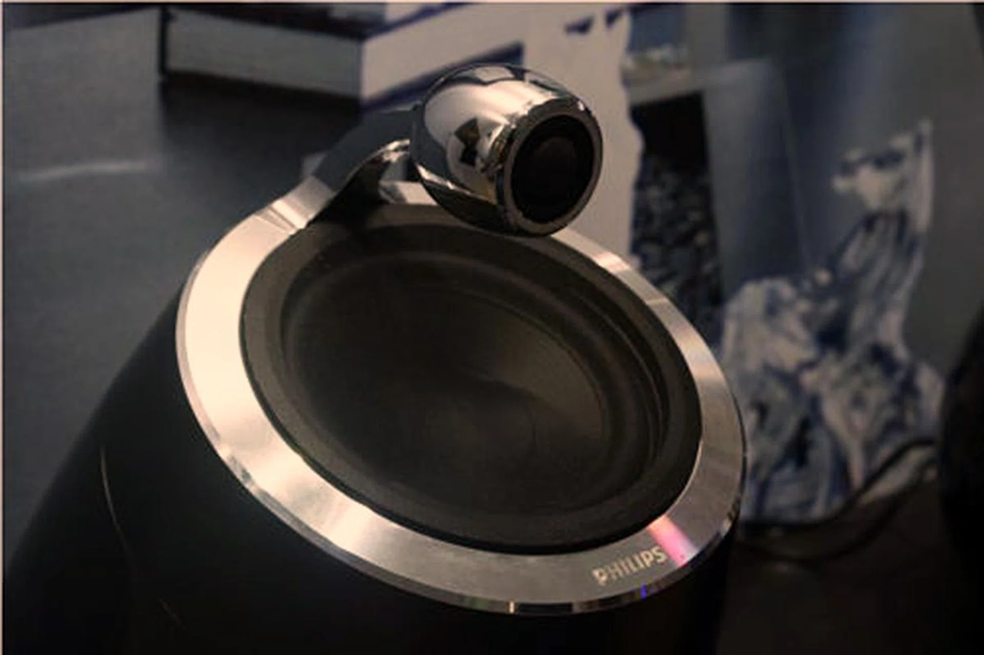 A closer look at the floating tweeters that help the DS9800W handle the higher sound  frequencies.
