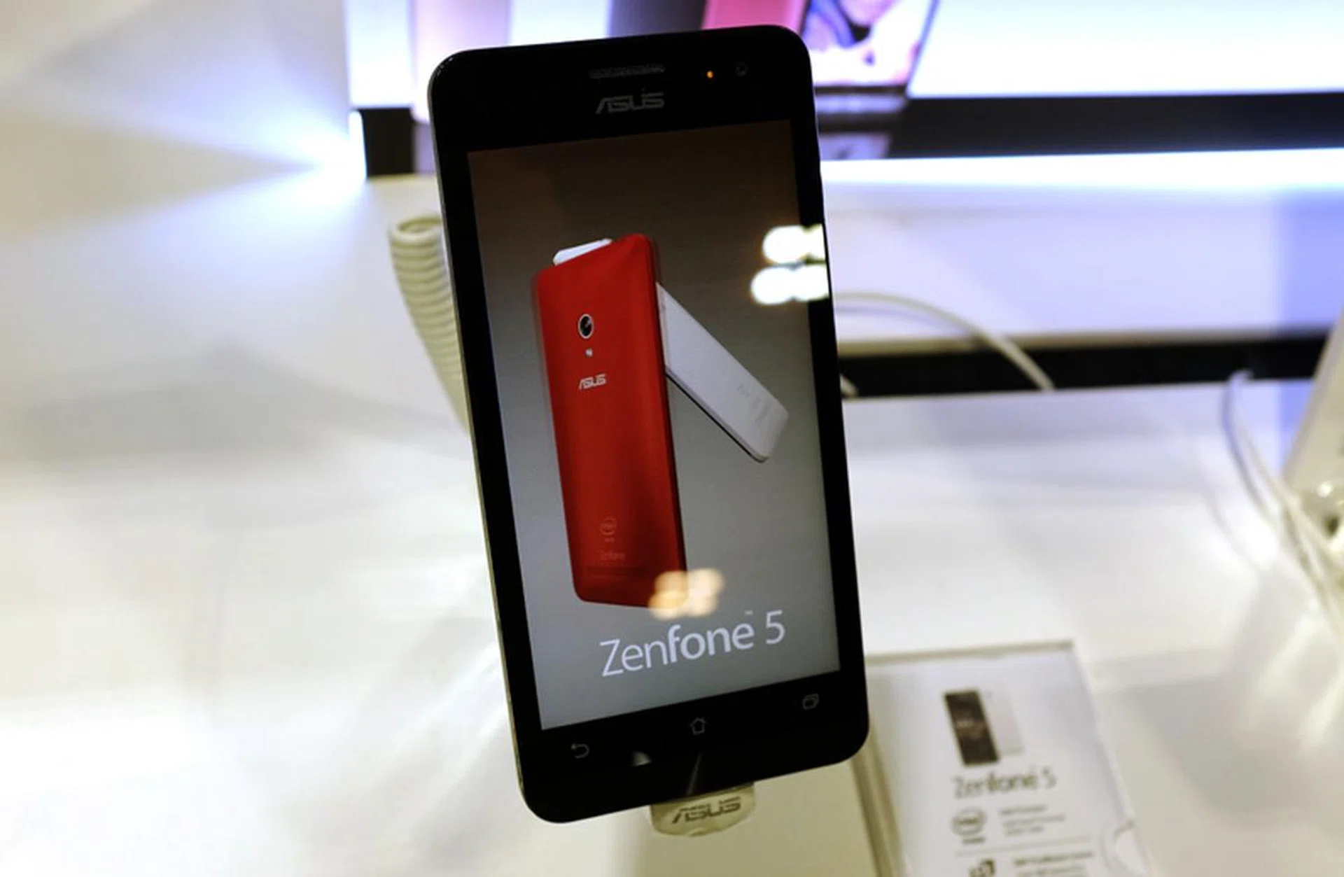 The ASUS ZenFone 5 is proof that low cost devices do not have to compromise on design, build quality, handling, and imaging performance. Powered by an Intel Atom 1.6GHz processor, this attractive 5-inch HD display dual SIM 3G smartphone can be had for just $219 at the IT Show.