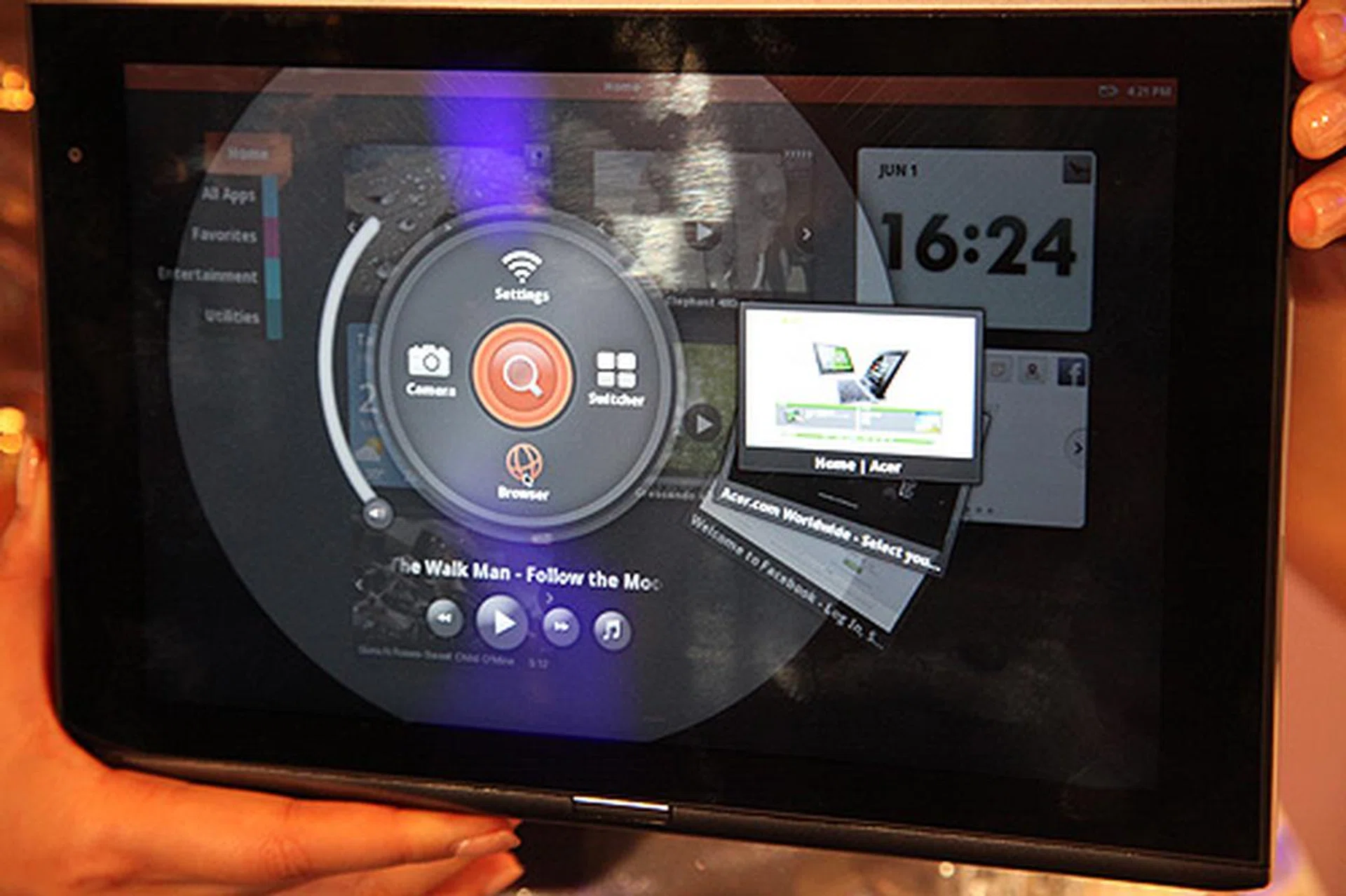 Acer demonstrated the new Acer Iconia M500 tablet based on the Atom processor. Here, you can see it running a customized UI of the MeeGo operating system.