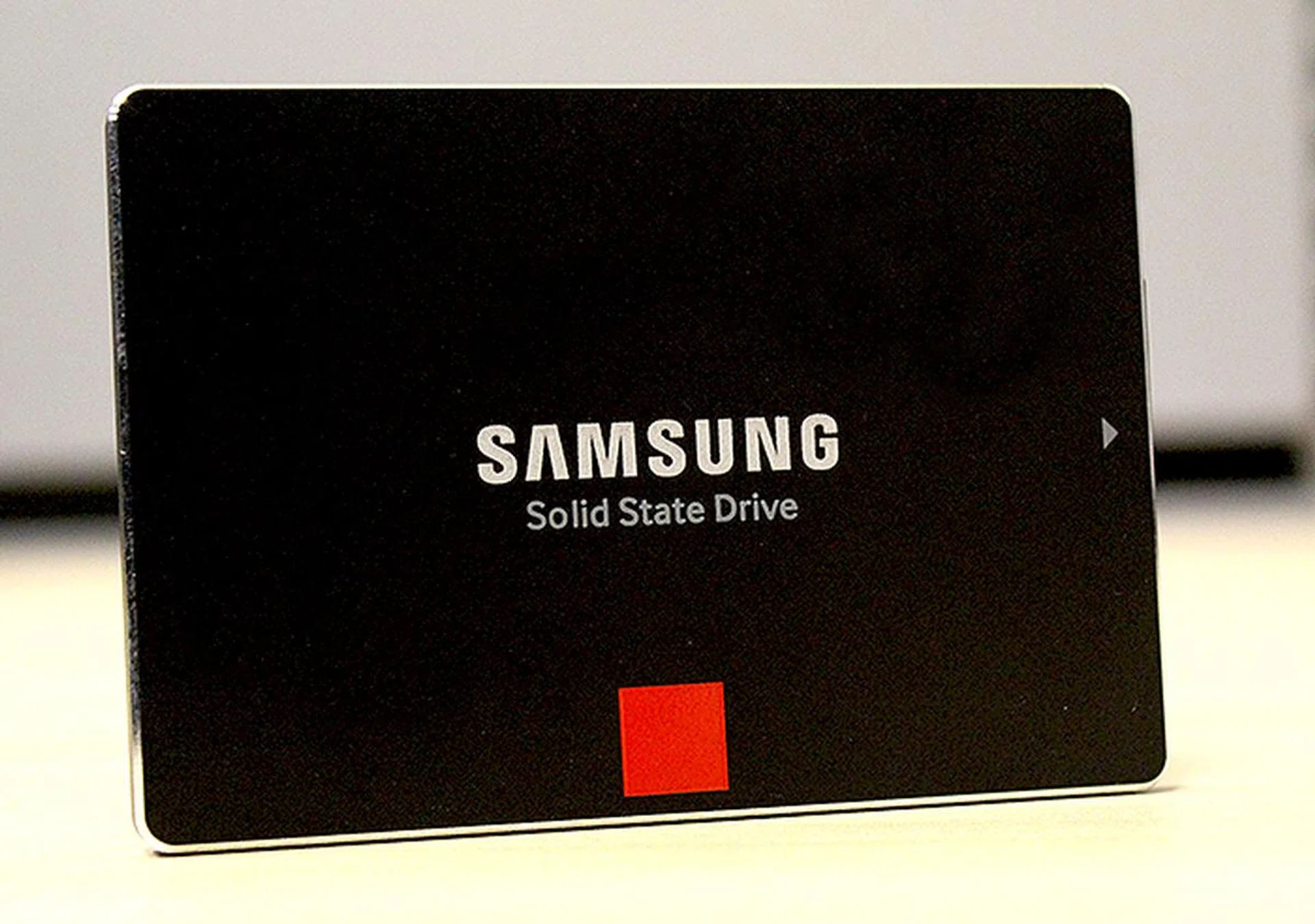 The new SSD 850 PRO looks just like the SSD 840 PRO. The only difference is the small square at the bottom. The new drive has a red square whereas the older model had one that was more orange in tone.
