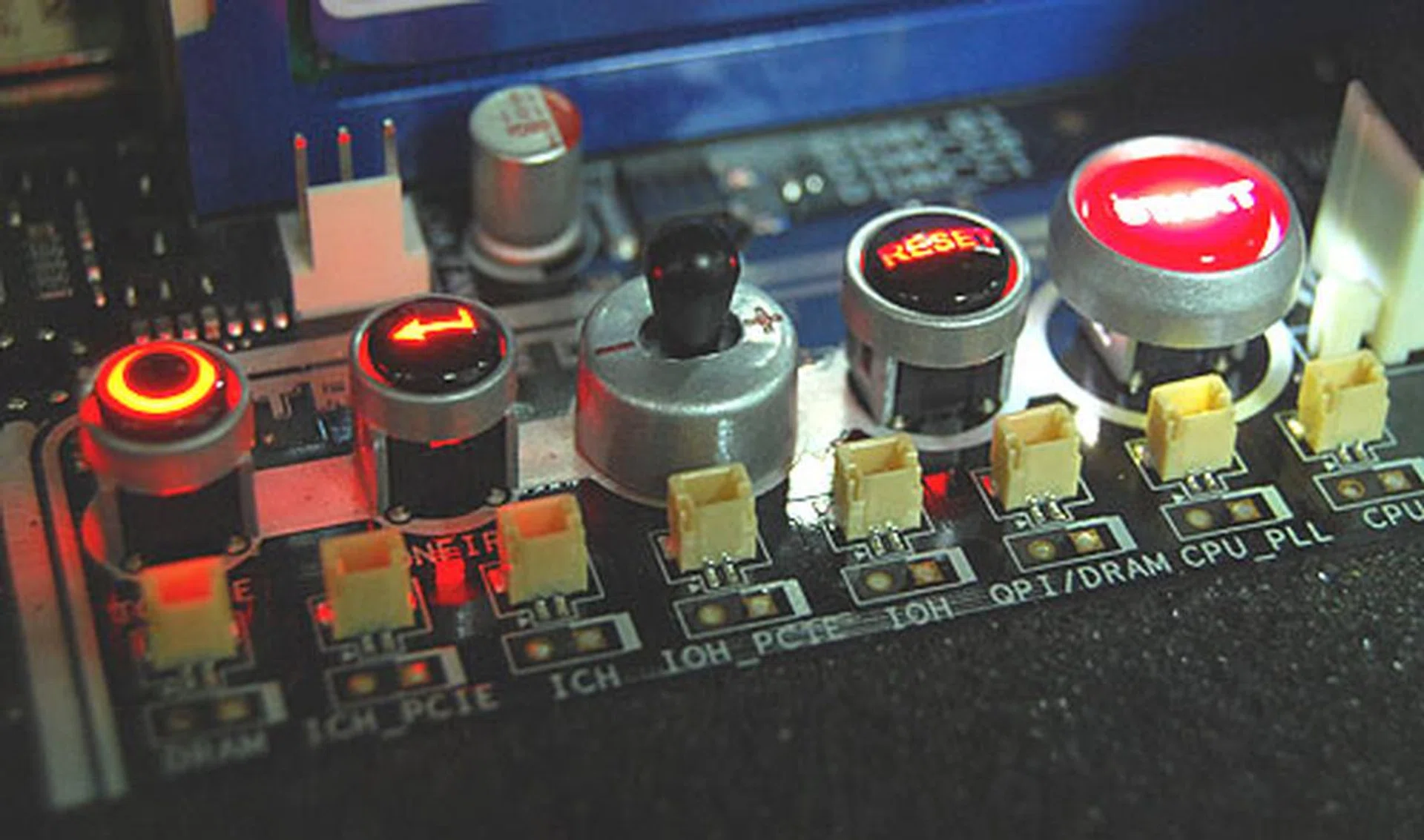 ASUS' TweakIT was in the previous Rampage and it's no surprise that it makes a return here. Basically, you can access and change your overclocking settings on the fly though this 'control panel', even while running the benchmarks or applications.