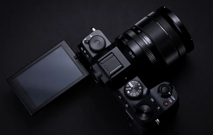 Note the fully articulating rear touchscreen. (Image source: Fujifilm)