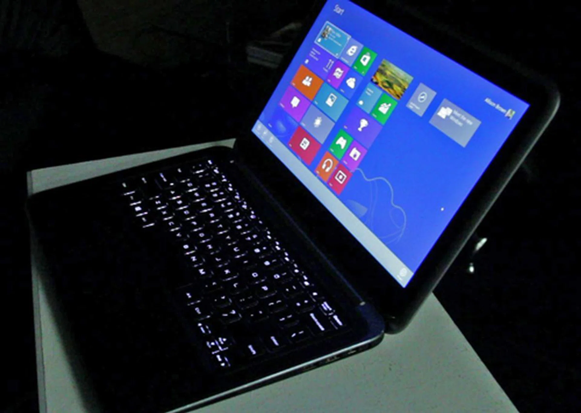 The display on the XPS 12 is a fantastic, full HD, 1920 x 1080 resolution IPS panel. It also boasts great viewing angles.