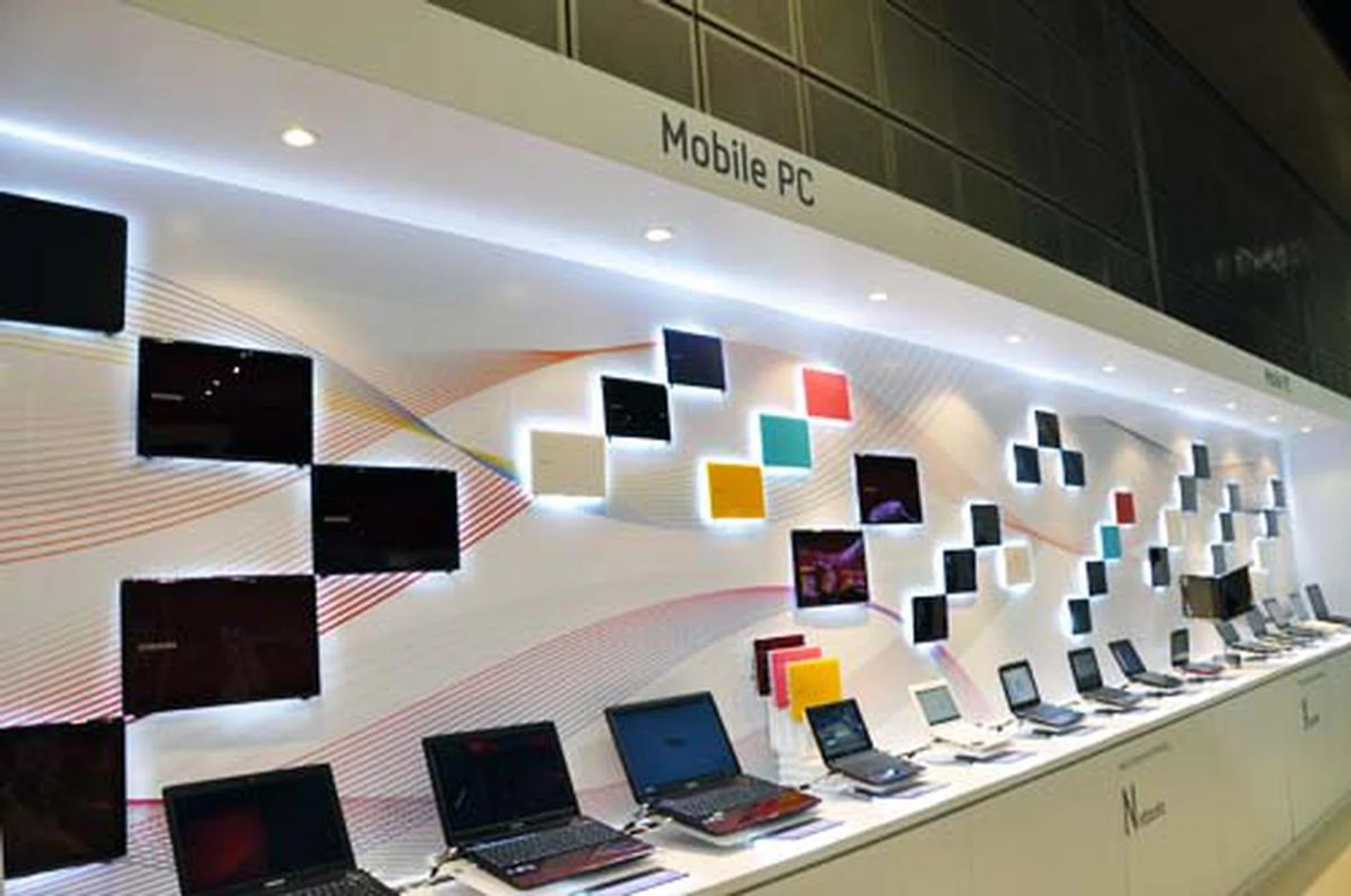 Over at the Mobile PC booth, Samsung awaits to show us its latest additions to its notebook segment. 