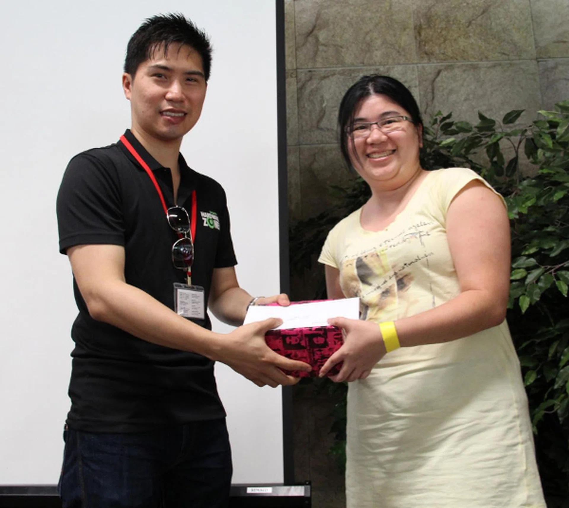 The two most enthusiastic participants each received a Veho Kuzo VCC-001 HD Camcorder and a pair of tickets to the Night Safari. Presenting the prize here is Mr. Terence Ang, Product Manager for HardwareZone. 