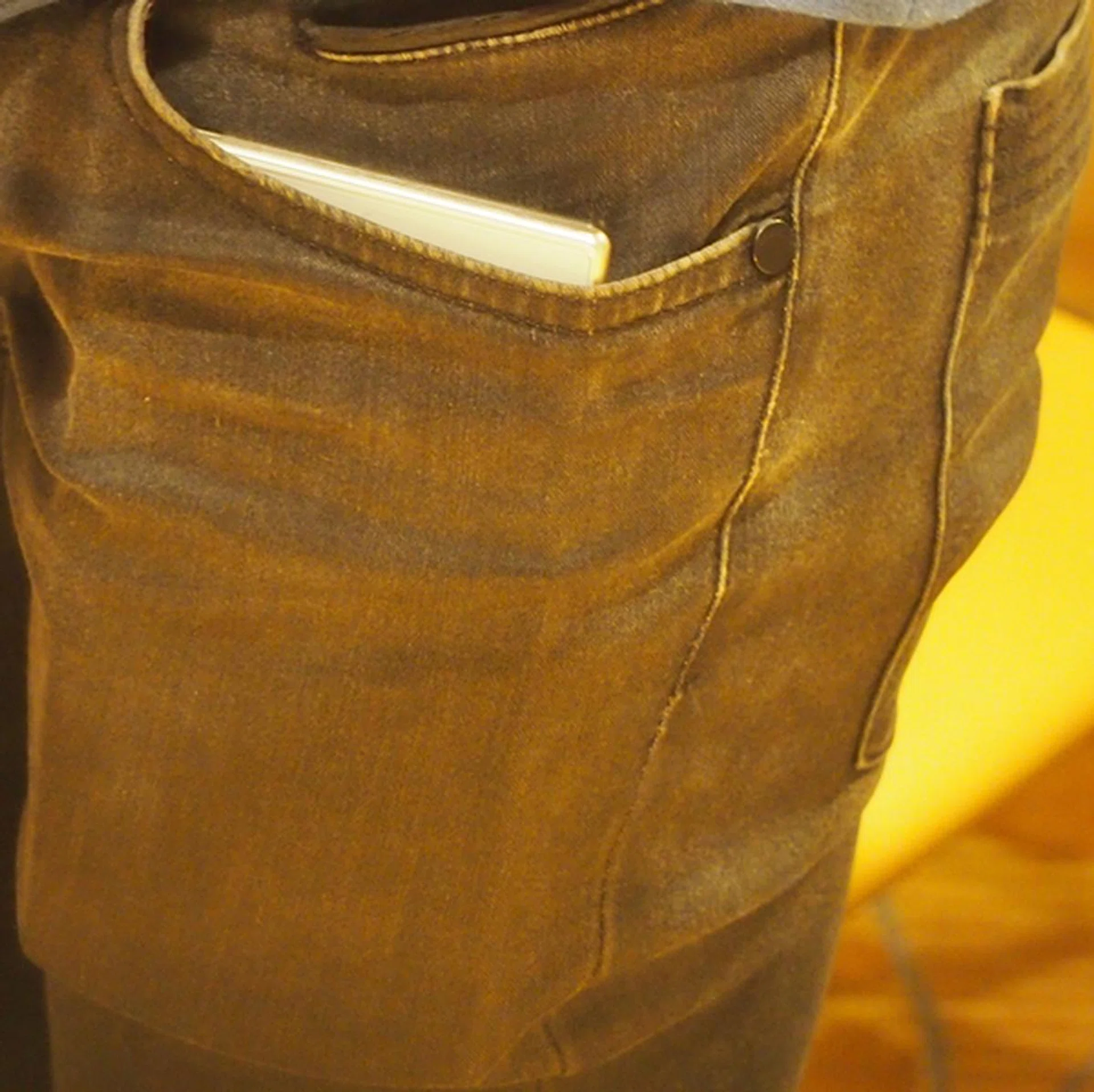 The Sony Xperia Z Ultra is so big that it not only causes a bulge in our slim fit jeans, but even the top part of the device is visible when the phone is fully inserted into the pocket.