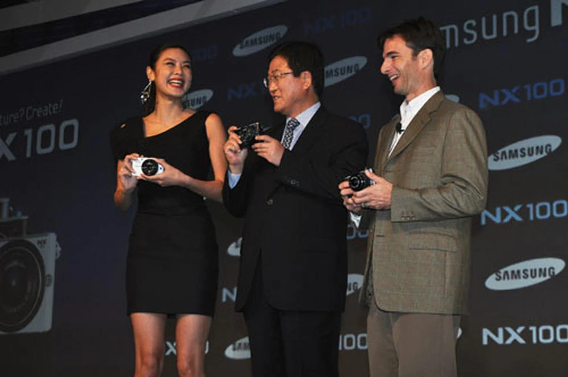 Mr. Sang (center) with surprise guests Gaile Lai (left), famous Hong Kong supermodel and Tyrone Turner (right), National Geographic photographer, both users of the NX100.