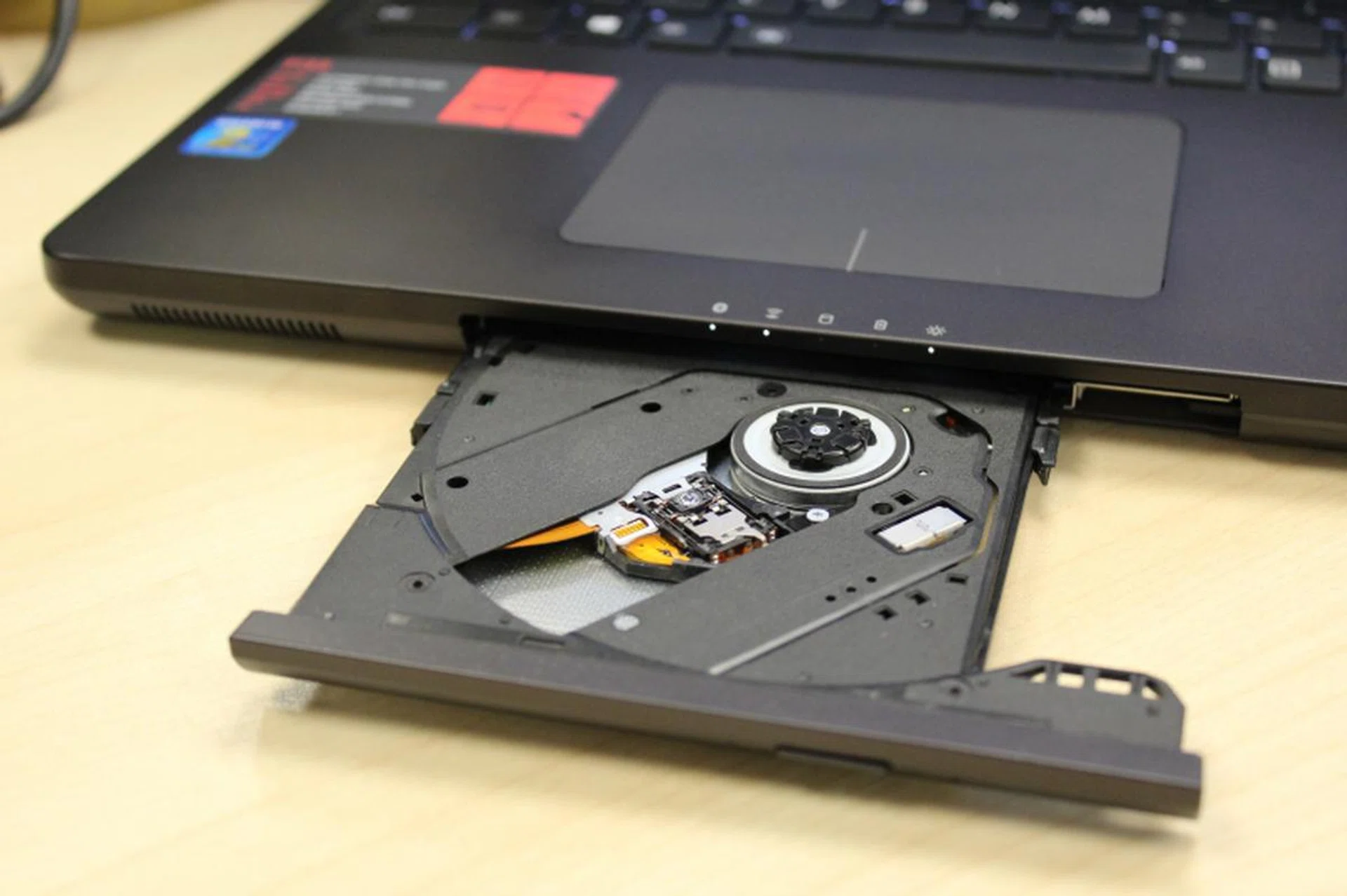 The optical drive is something that the Aorus X7 Pro is missing, as with many other notebooks in a similar class of the Gigabyte P35X V3.