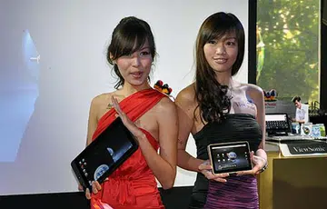 Did we mention that there were pretty models posing with the ViewPads?