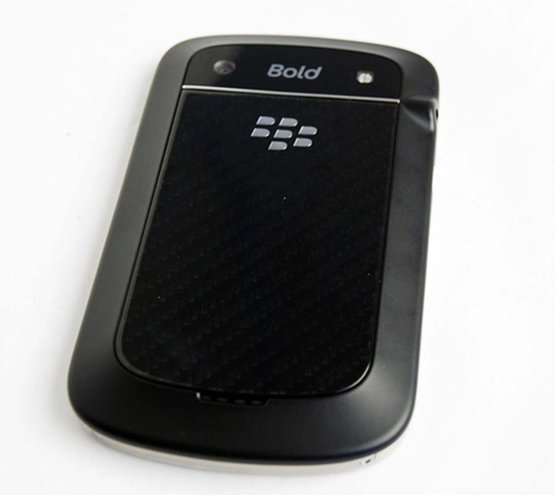 A 5-megapixel camera sits at the top section of the BlackBerry Bold 9900. It also comes with a LED flash.