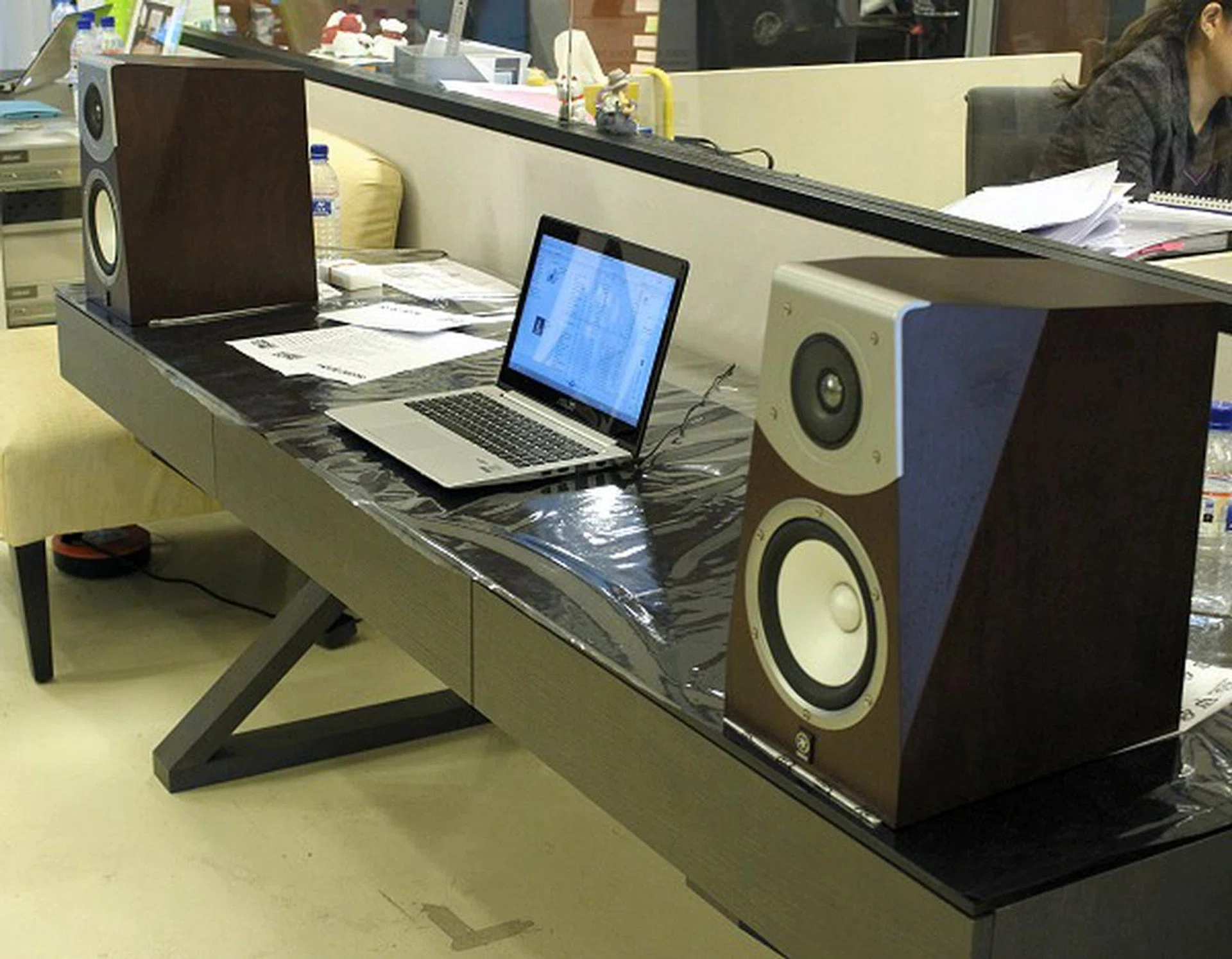 Here's the handsome Yamaha Soavo-2, two-way bass-reflex bookshelf speakers that were set on table distanced from the main presentation area that pretended to be an audio setup for a secondary zone. With an iPad and Yamaha's iOS app, it's a cinch to control what you want it to output.
