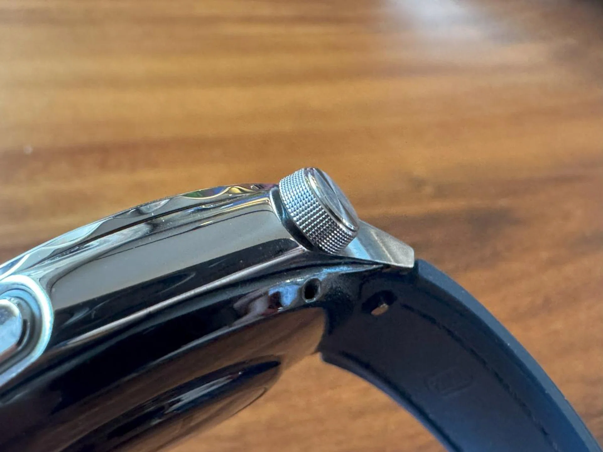 The large rotating crown is what sets the Oppo Watch X2 apart from the OnePlus Watch 3. Photo: HWZ