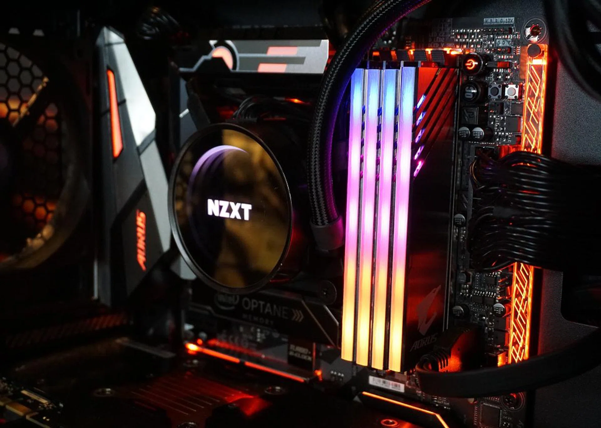 You can't tell, but there are actually only two real memory DIMMs, while the other two are actually dummy units. Nevertheless, they look impressive and that's the intended effect Aorus wanted to achieve.
