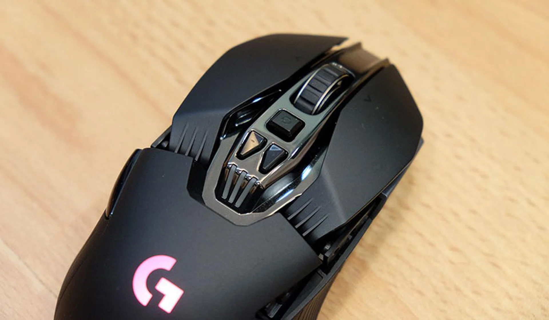 The button directly below the scroll wheel toggles the hyperfast scroll feature, while the two below that are DPI selectors. Three LED indicators show the DPI the mouse is currently operating at.