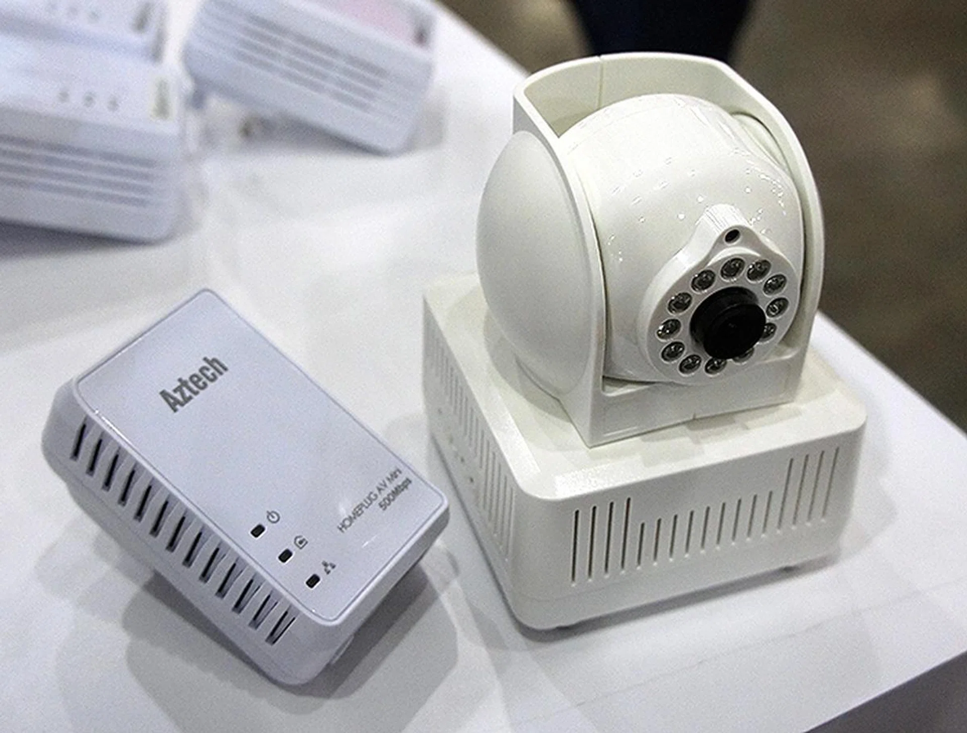 Another star bundle from Aztech is the HL117E 500Mbps home plug and HIPC700 IP camera starter kit. The HIPC700 camera features motion detection and night vision.