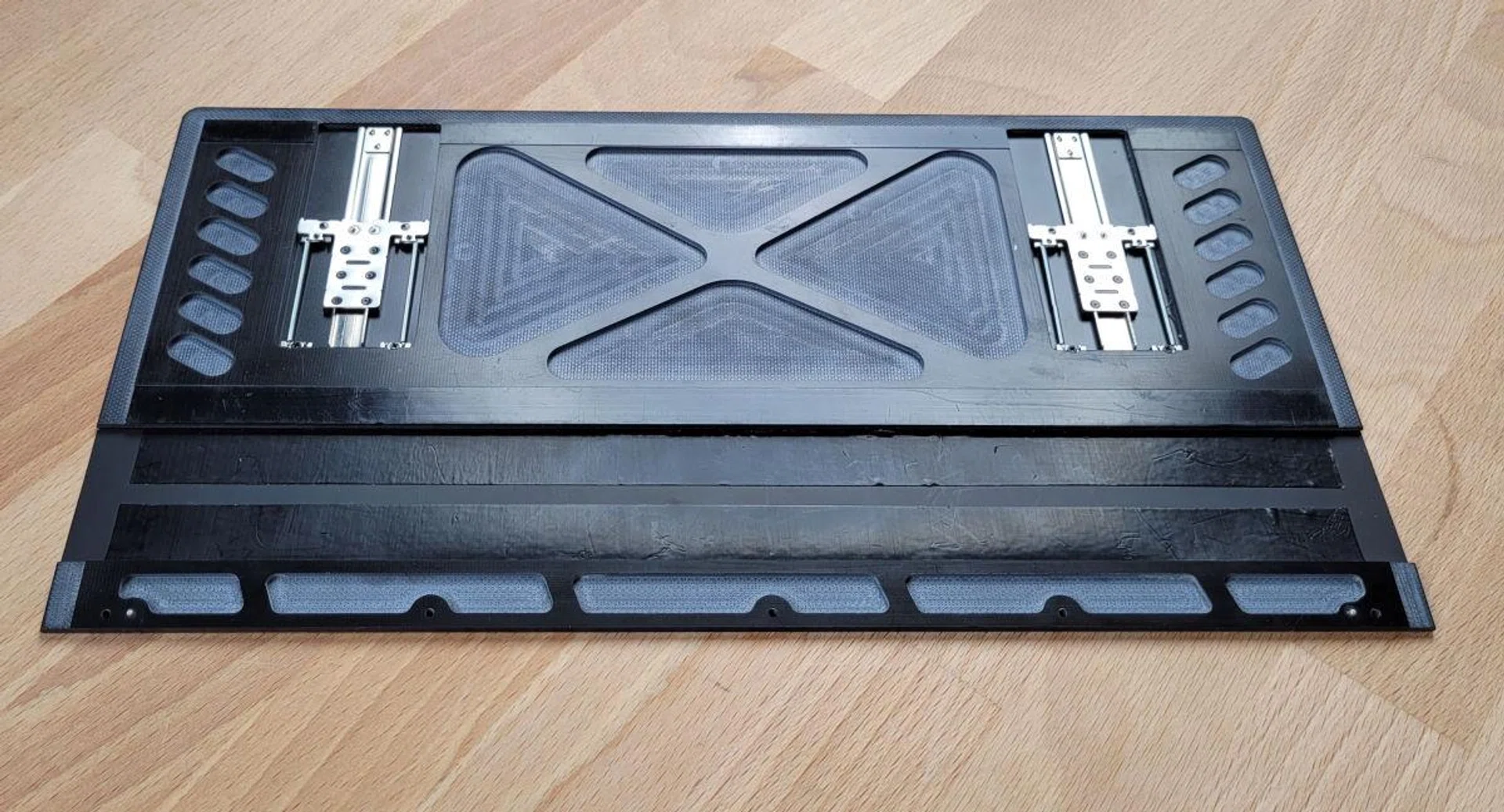 Inside view of the protective leather cover. Even this has some bit of engineering to accommodate for expansion and contraction when folding and unfolding the notebook. (Image Source: ASUS).