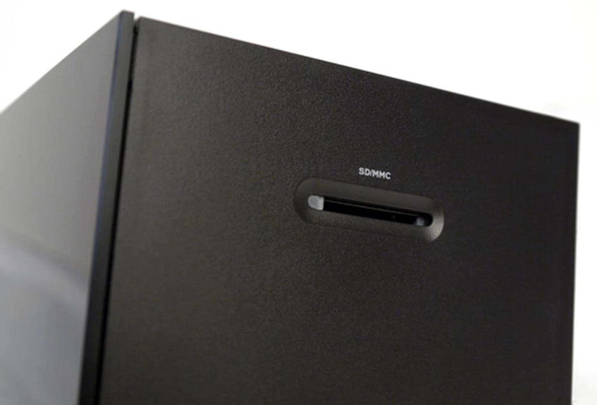 The memory card slot found on the Boxee is only able to digest SD and SDHC cards of up to 32GB in capacity. Well, it's better to have one than none yeah?