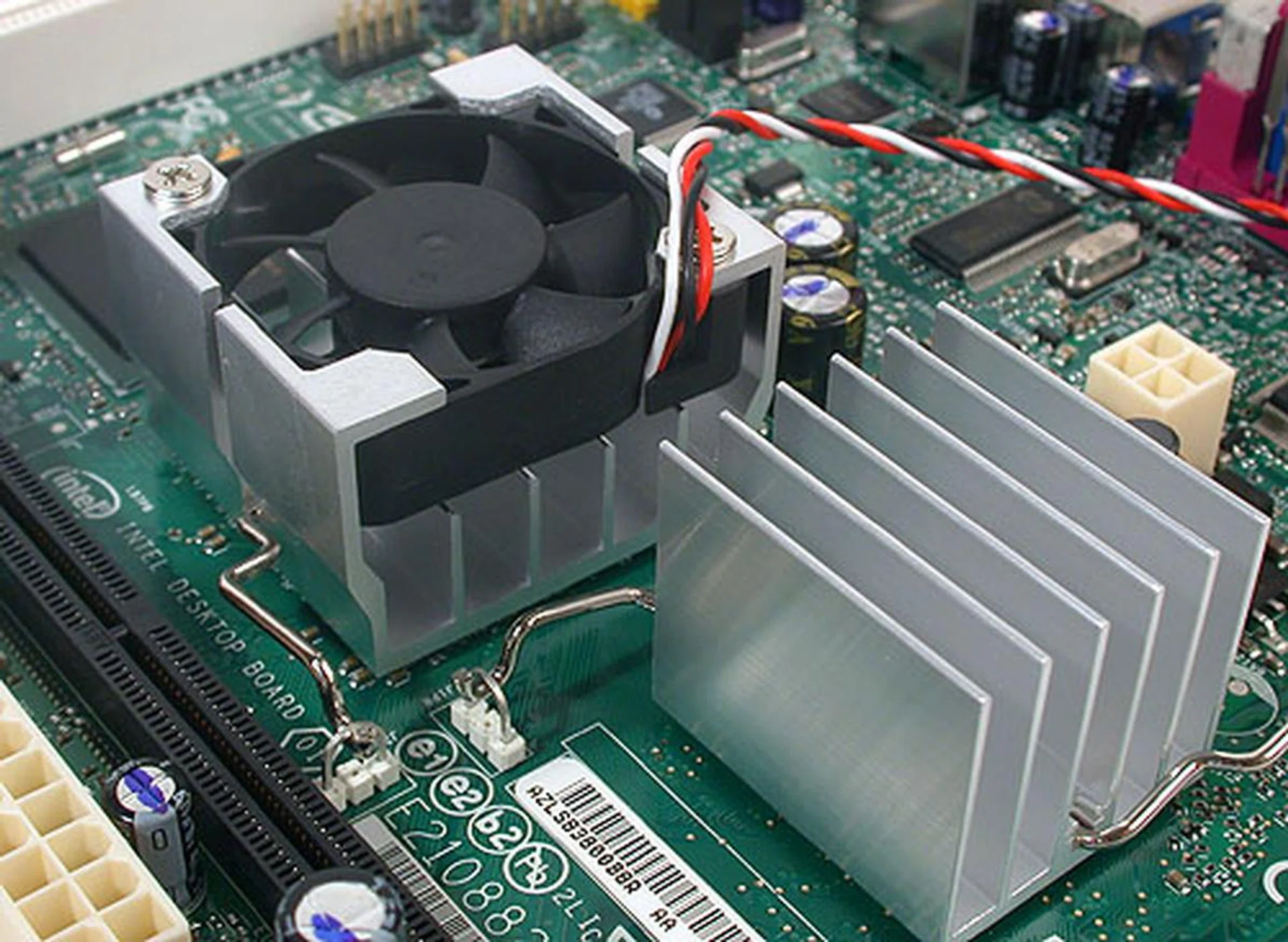 Despite such a diminutive fan, it can get rather noisy when it spins up - which by the way cools the chipset. The CPU is actually underneath the passive heatsink; not a surprise when its power consumption is rated at just a few watts.