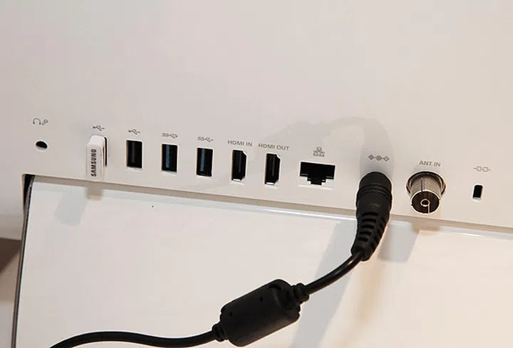 From left to right: Headphone/mic jack, 2x USB 2.0 ports, 2x USB 3.0 ports, HDMI input, HDMI output, RJ45 Ethernet port, power, antenna input jack and a Kensington security slot. 