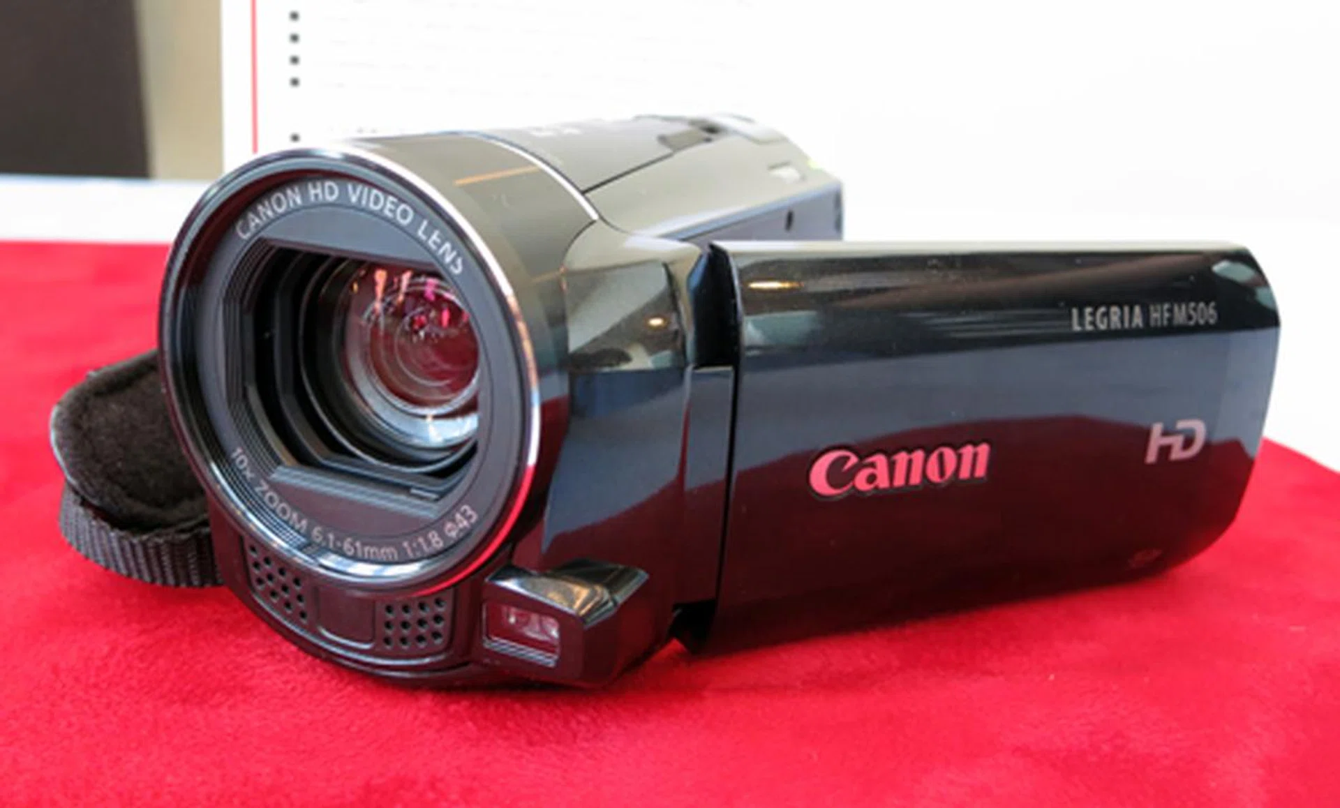 Similar to the HF R300, the HF M500 is the storage-less and Wi-Fi-less model in its series. However, the M series boasts a larger 1/3-inch Canon HD CMOS Pro Image sensor, which promises even better image quality that even the professionals will approve of.