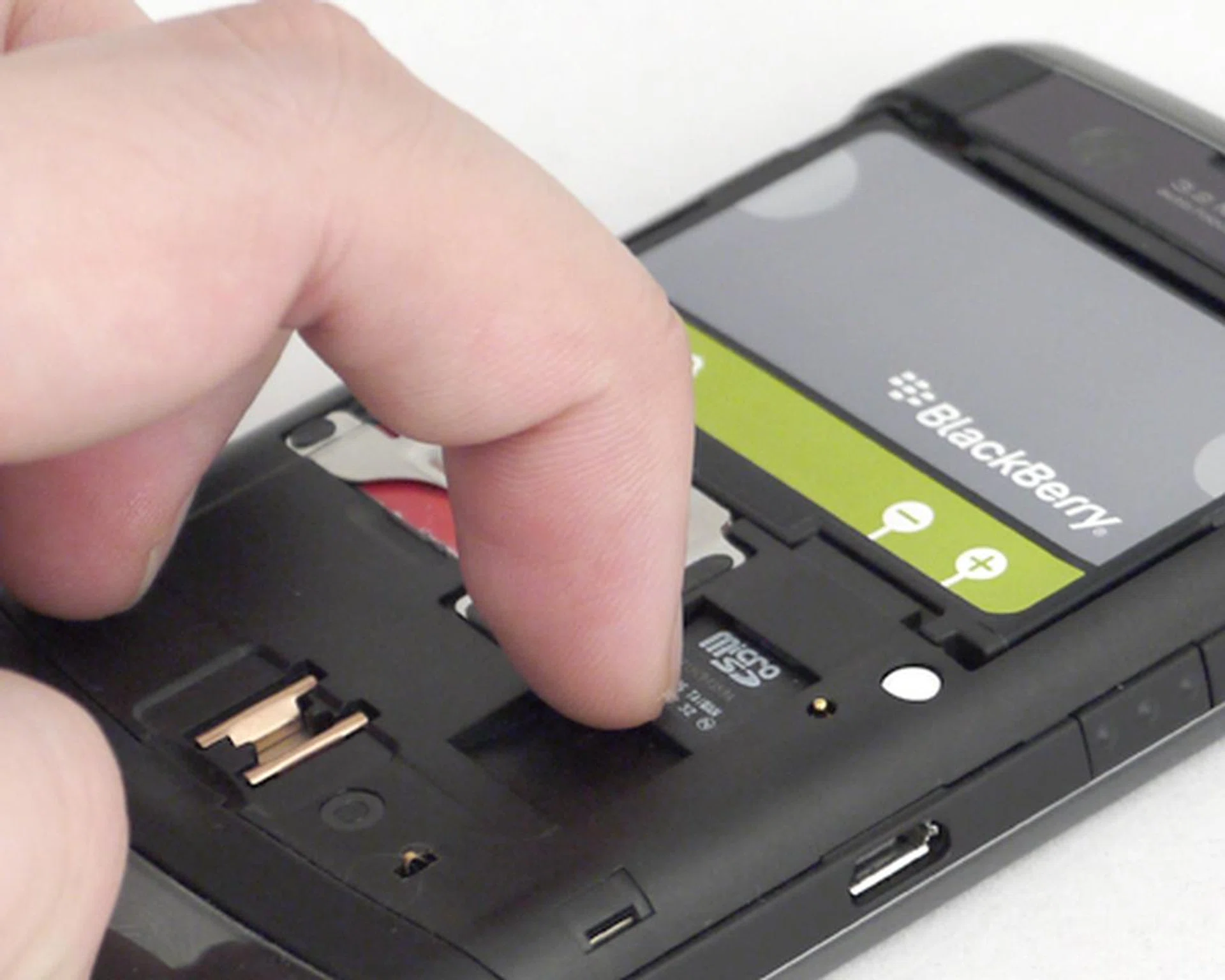 Inserting the microSD card is easy. Removing it, however, would be a task for the nails.