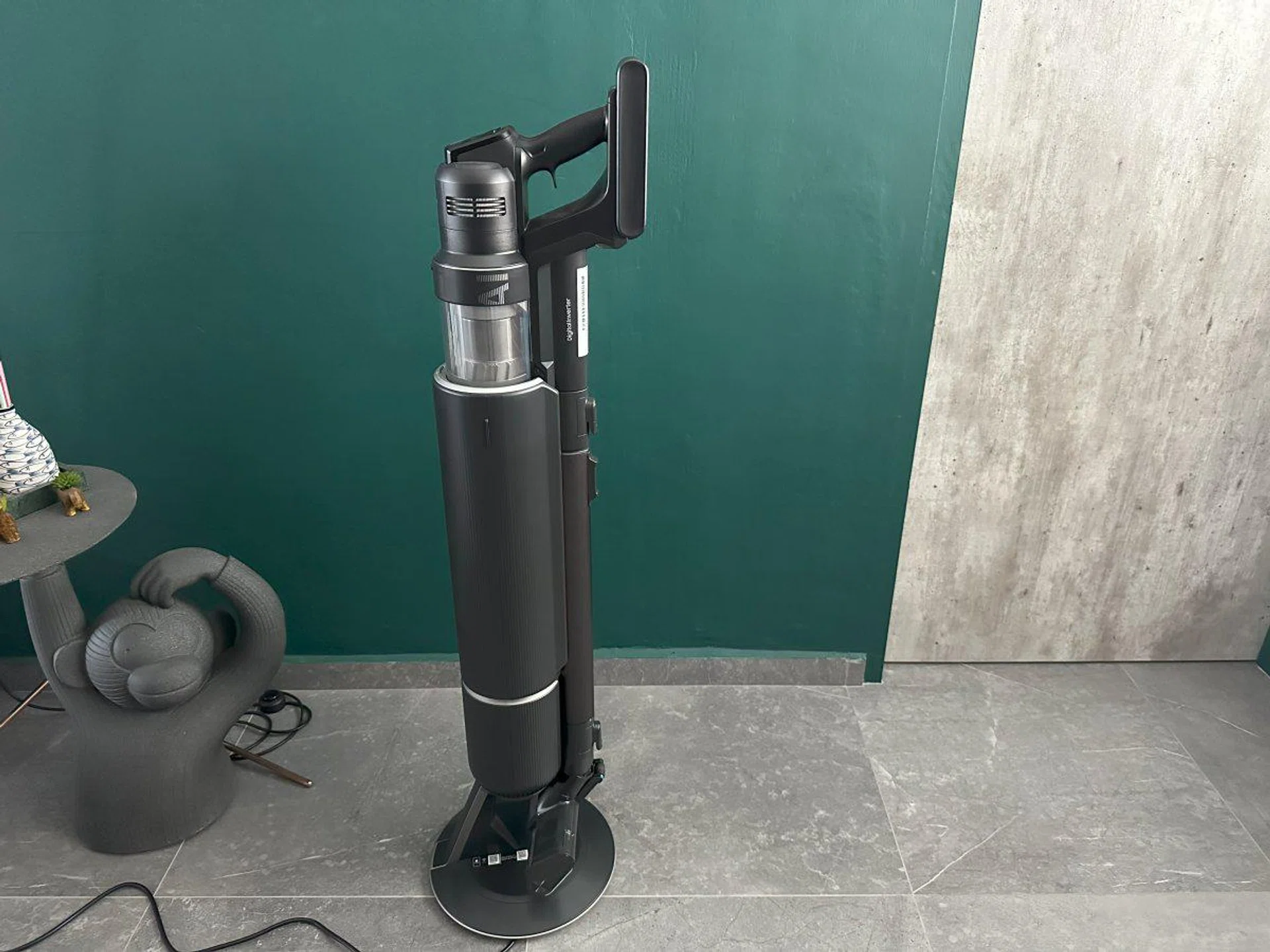 "AI" decals and a a larger protruding motor is what physically set the Bespoke Jet AI apart from its predecessor, but the All-in-One Station is the same as far as I can tell.