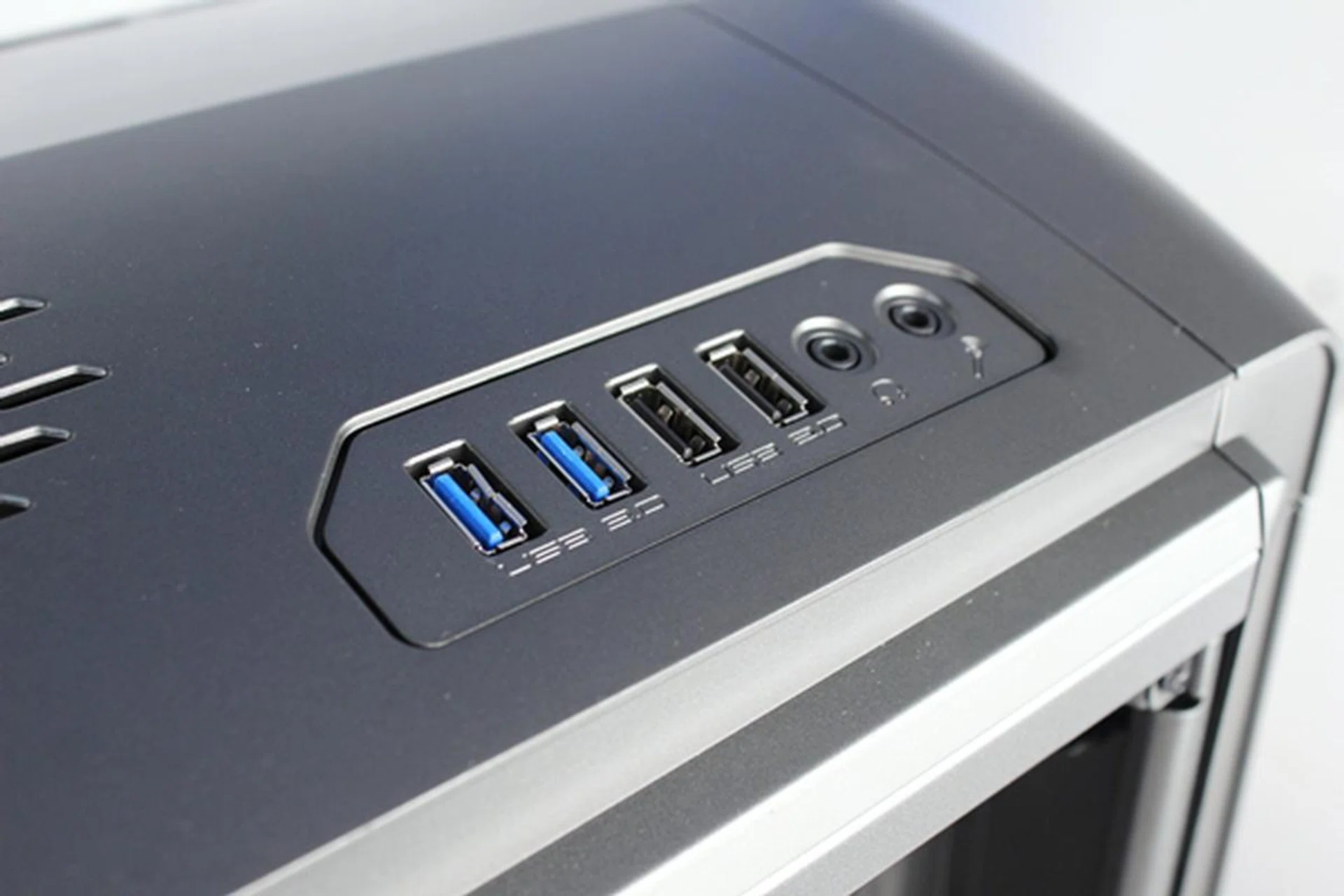 We see a pair of blue USB 3.0 ports and two black USB 2.0 ones. The headphone and mic ports follow accordingly. 