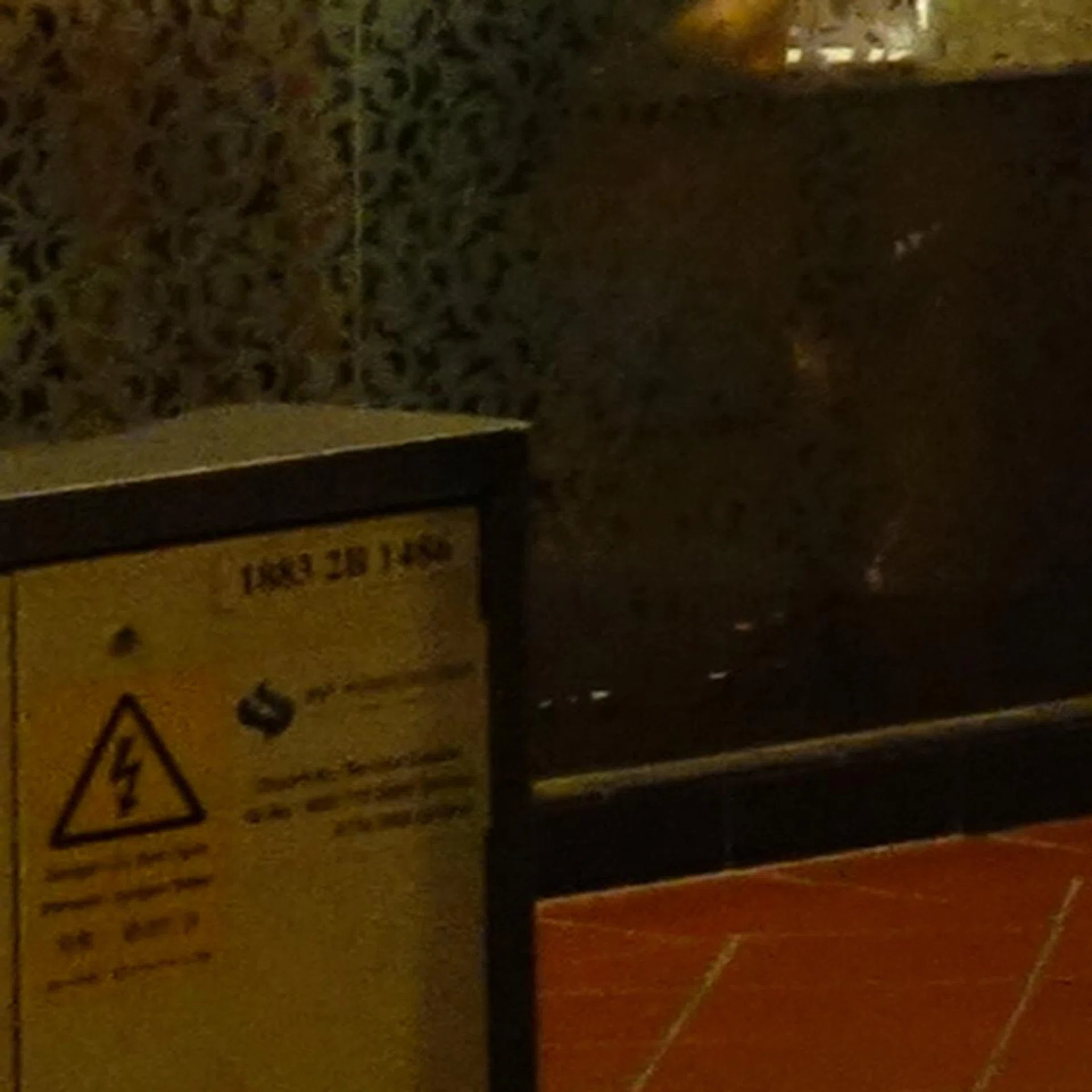 Notice the figures on the power box are still discernible at ISO800 and 100% crop