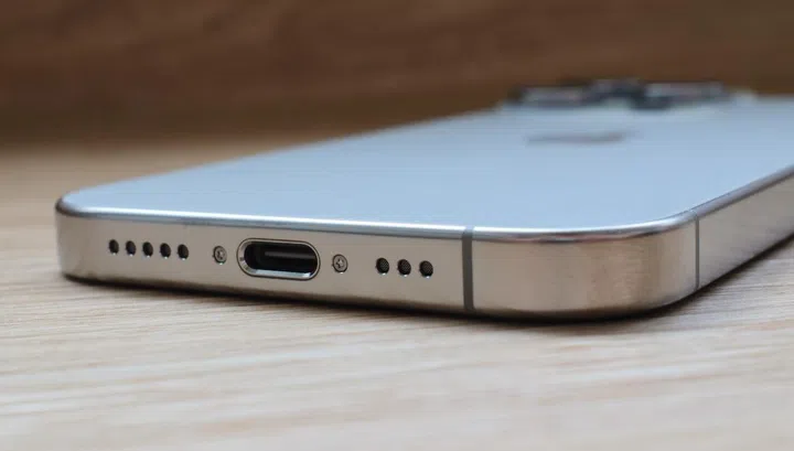 iPhone 16 Pro's USB-C port. Photo: HWZ.