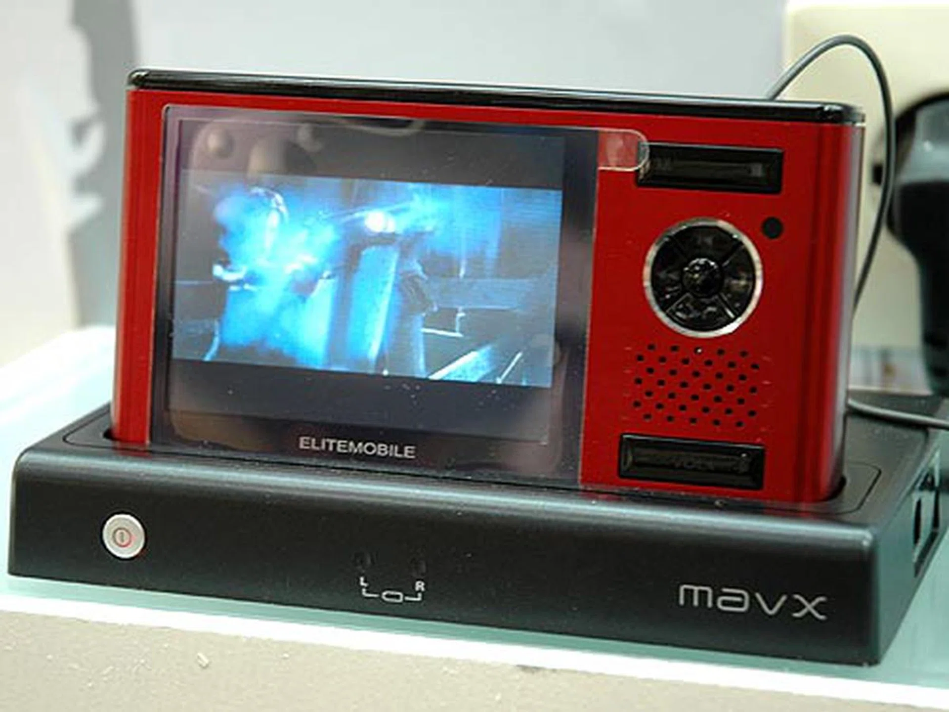 If you want something smaller and more portable, the EM-3520V is an ultra mobile entertainment machine that comes with a large 3.5-inch TFT LCD screen and an integrated 1.8-inch hard disk drive with capacities up to 30GB. It comes with a USB 2.0 port for data transfer of media files between the PC and the device. ECS claims that its video output is capable of delivering full DVD resolution on regular TV screens.